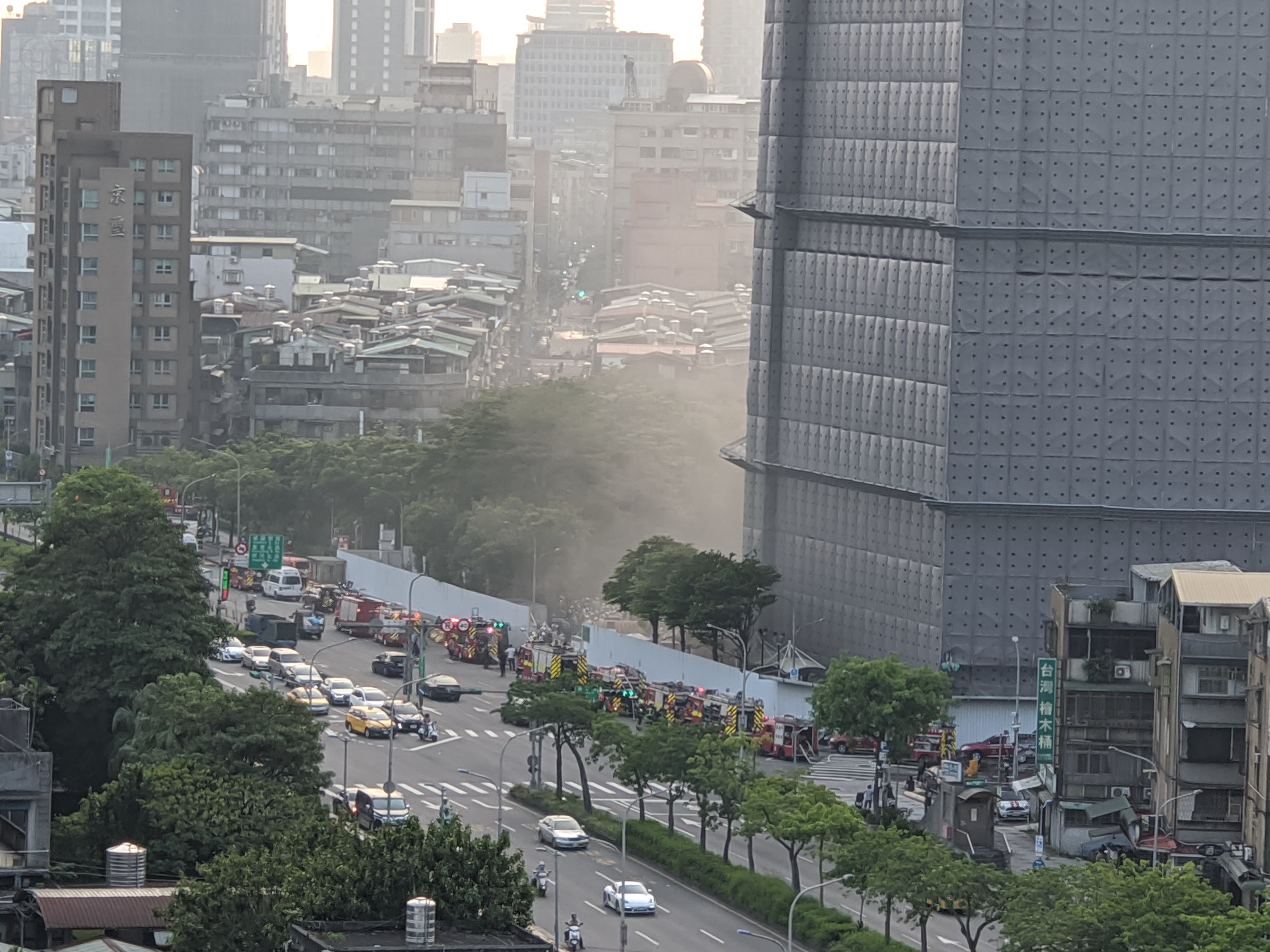 台北市鬧區再傳火警，進行拆除工程的京華城，今天（5日）下午施工時冒出濃煙，現場警消灌救中。