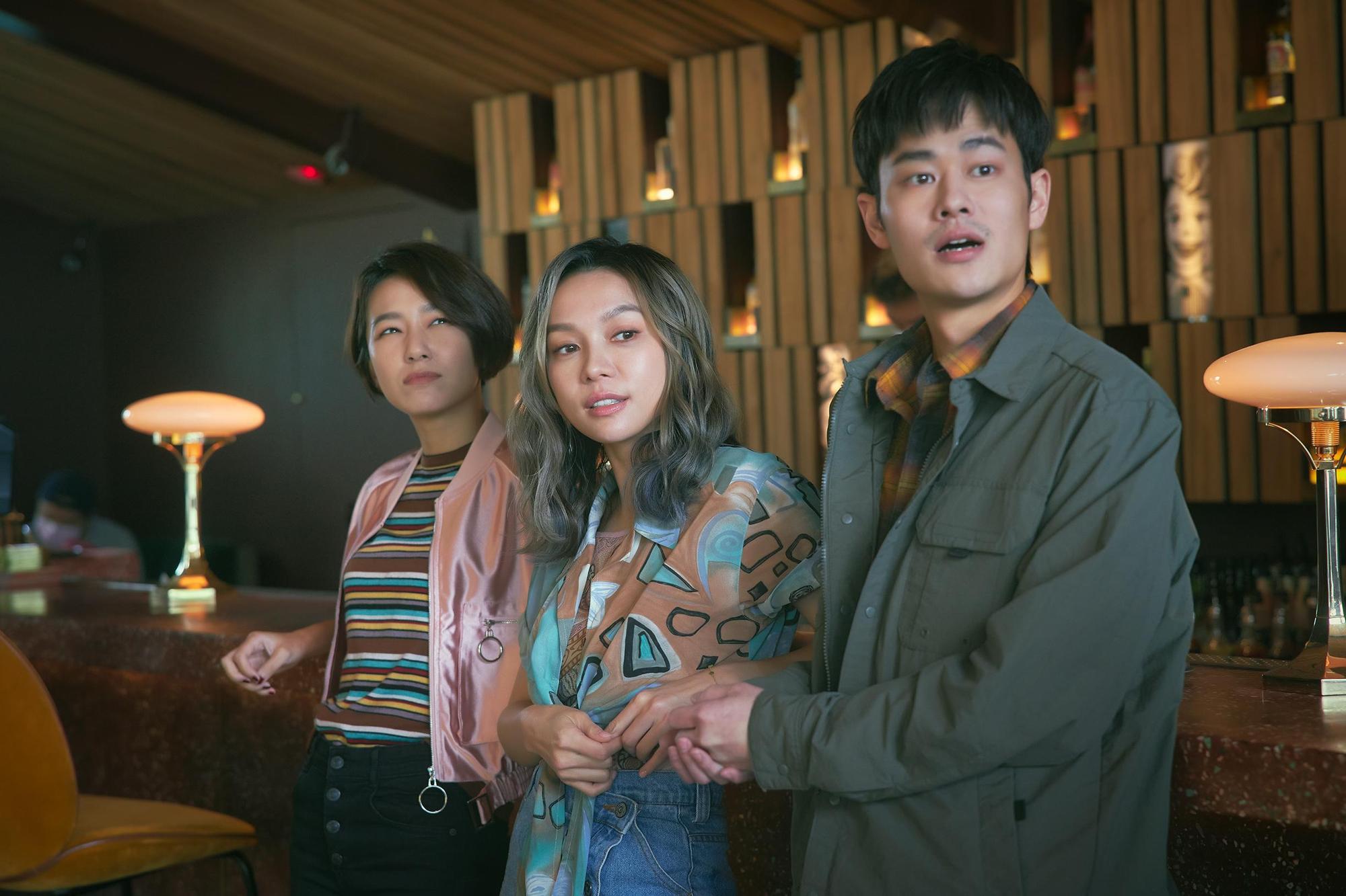 林采欣新專輯MV,邀來新演員林意箴、夏騰宏助陣,上演一段3人世界的複雜情感。(華納音樂提供)