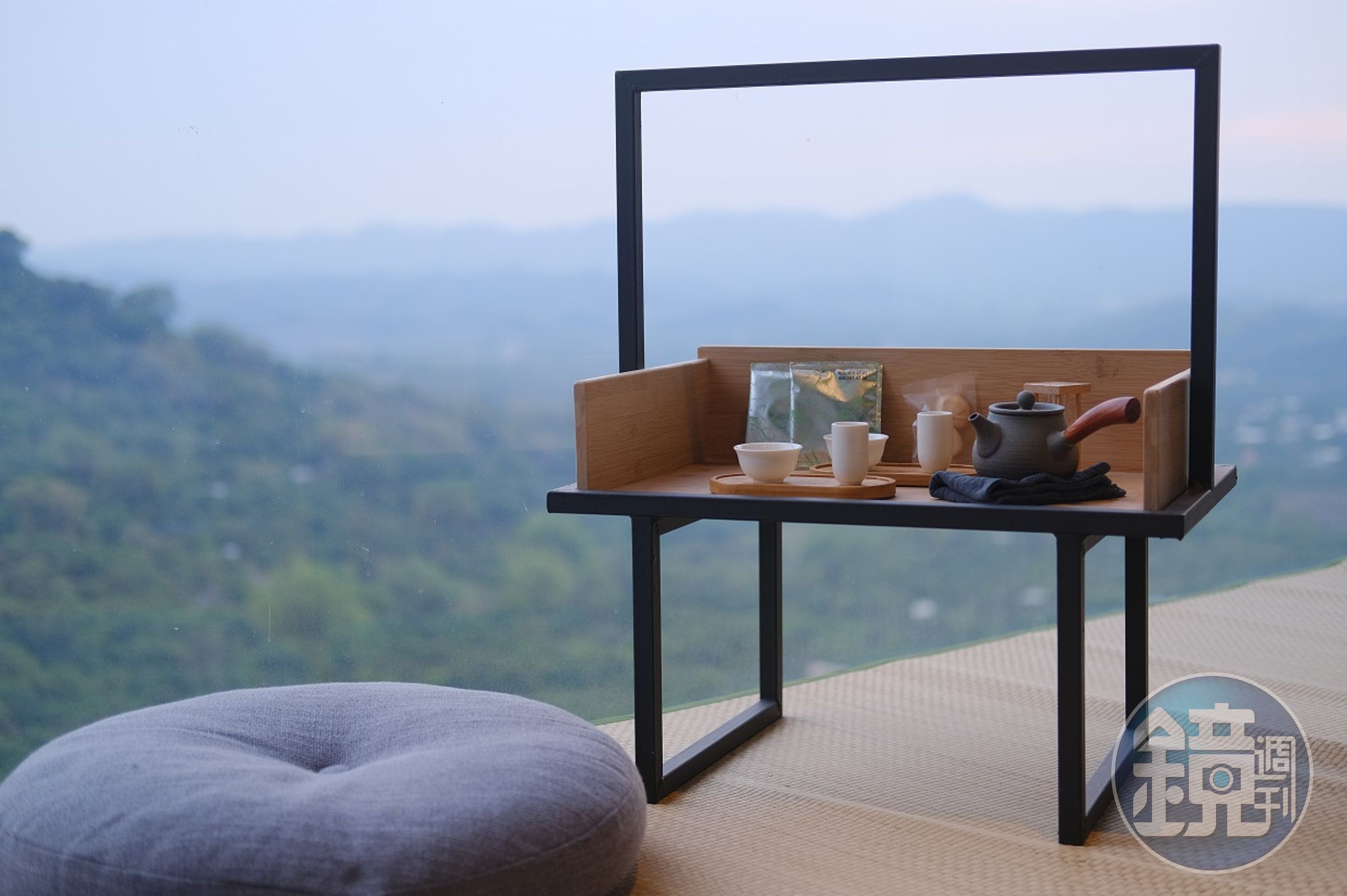 「迎山」客房貼心為旅人準備好行動茶席，茶席前便是開闊山景。