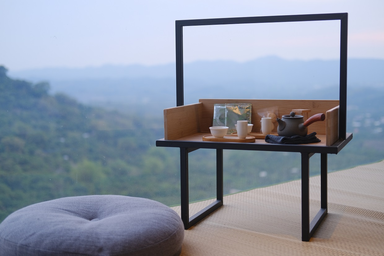 「迎山」客房貼心為旅人準備好行動茶席，茶席前便是開闊山景。