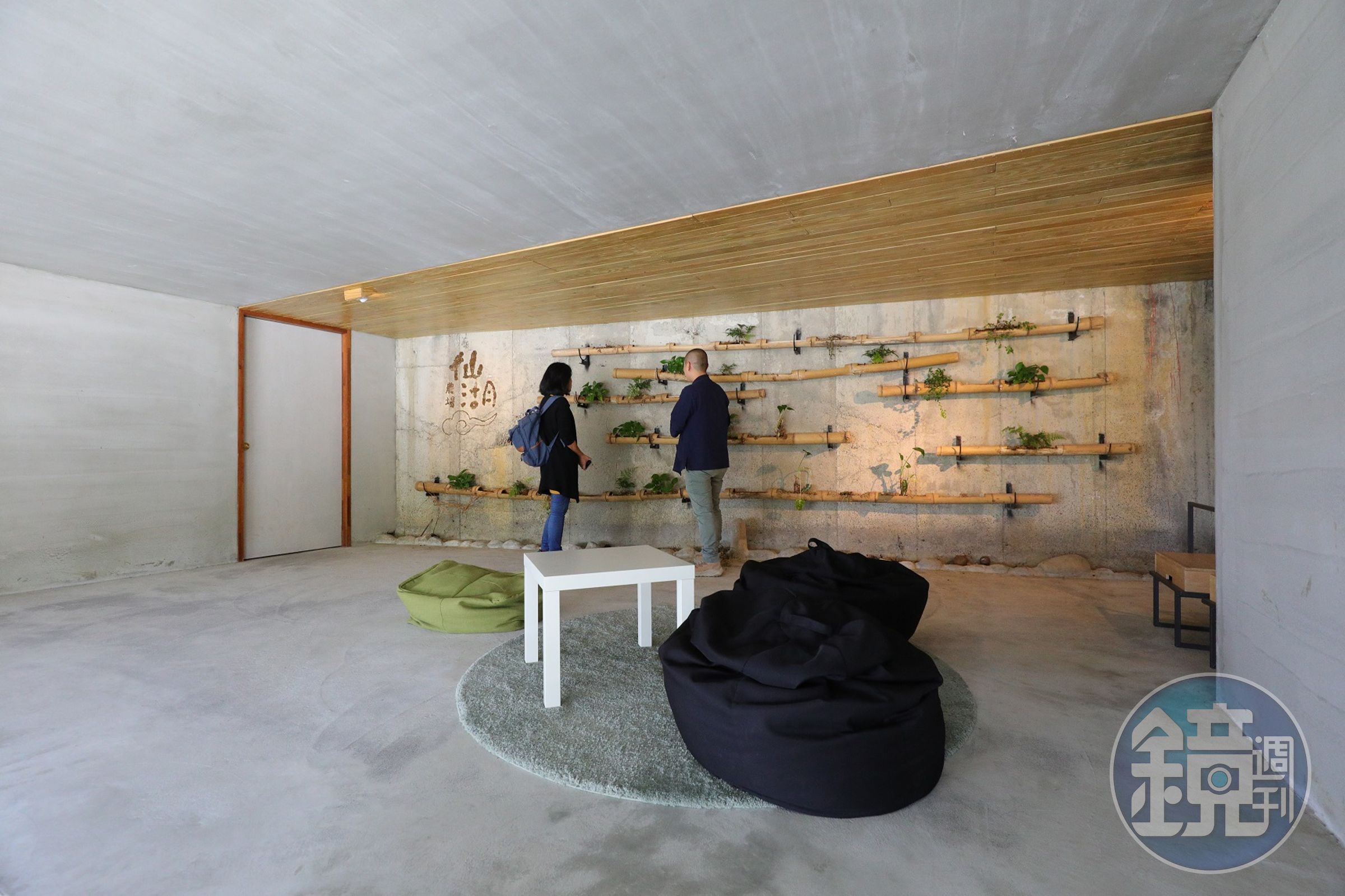 「仙湖農場」的接待大廳，有面種了多樣植物的植栽牆。
