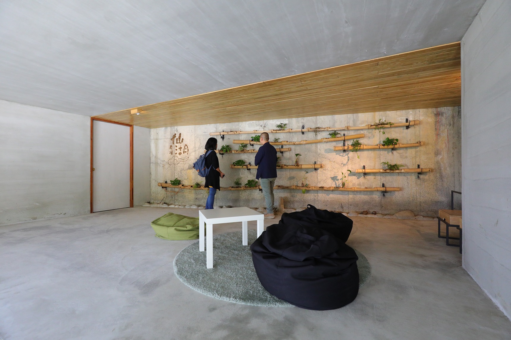 「仙湖農場」的接待大廳，有面種了多樣植物的植栽牆。