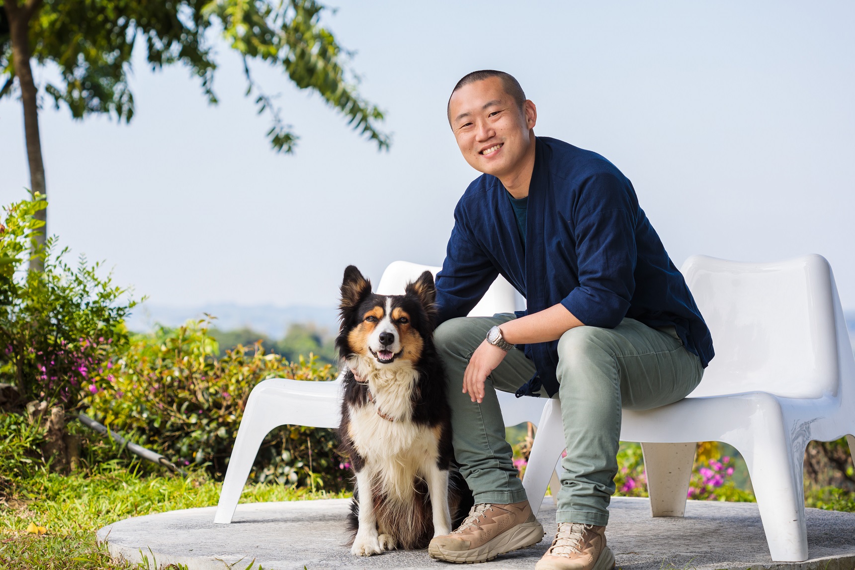 農場的第6代主人吳侃薔與可愛店狗Porsche。