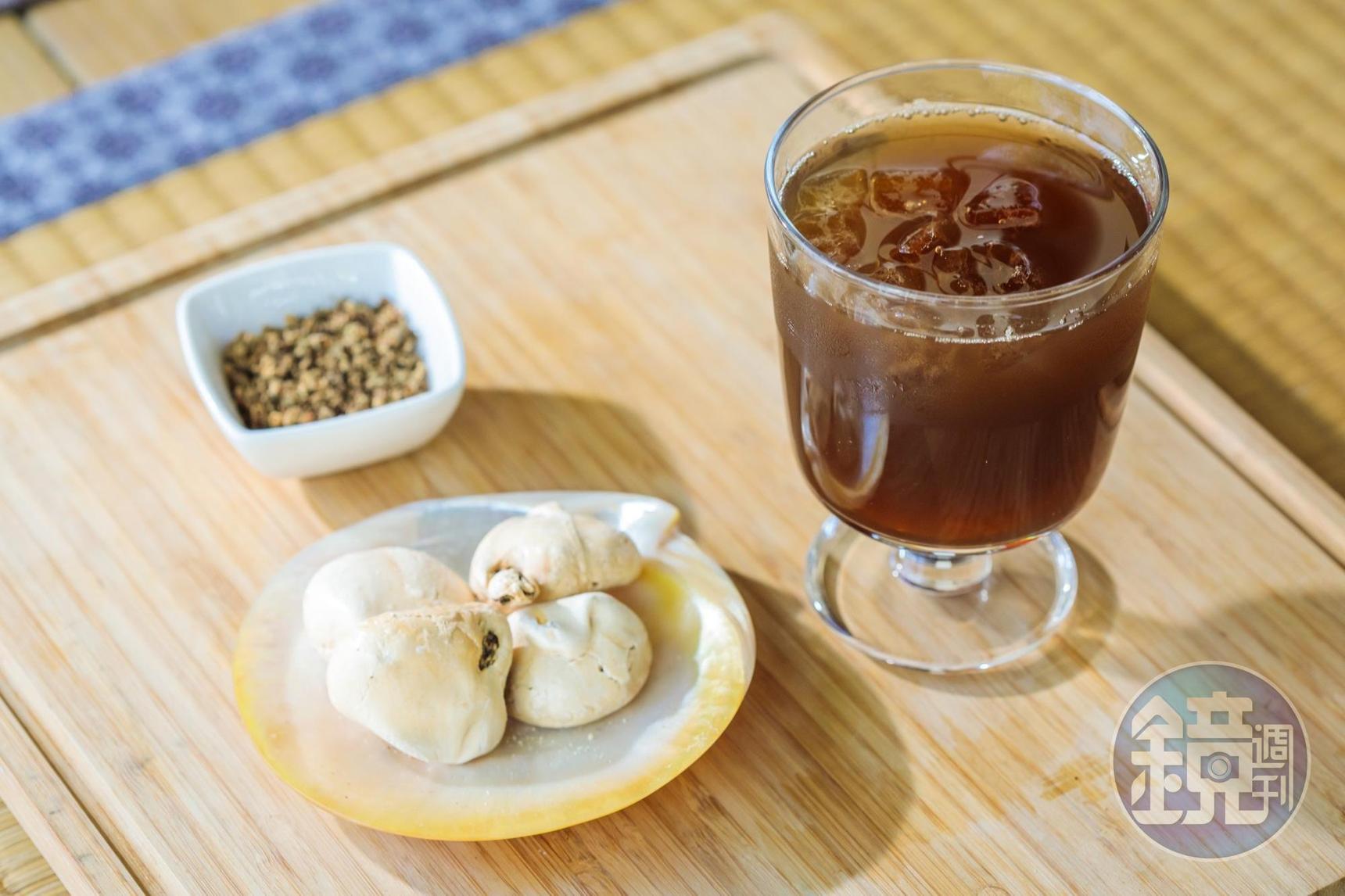 以桂圓為餡的蛋白霜「桂圓泡泡」（前，80元／份）和帶有蜜香的「龍眼花茶」（後，90元／杯）。