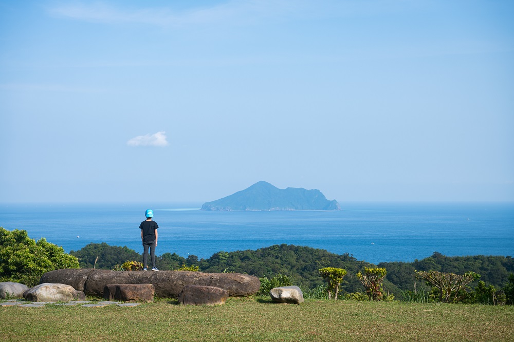 「里山之眼」咖啡館擁有絕佳視野，盡收龜山島與太平洋的美景。