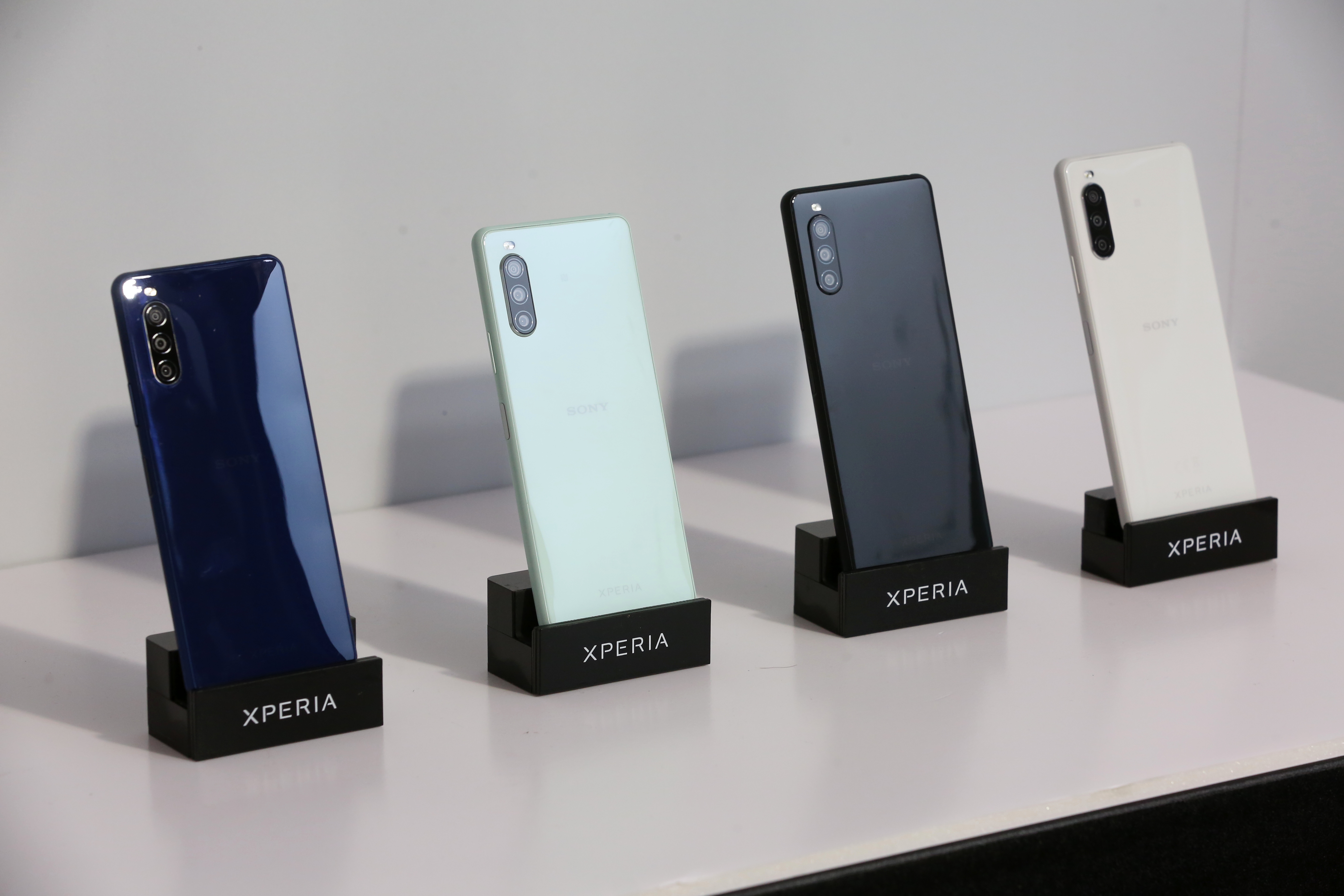 Xperia 10 II為目前市場上首款價格帶落在新台幣萬元左右,且具有防水、OLED螢幕、夜拍模式3大功能的中階手機。