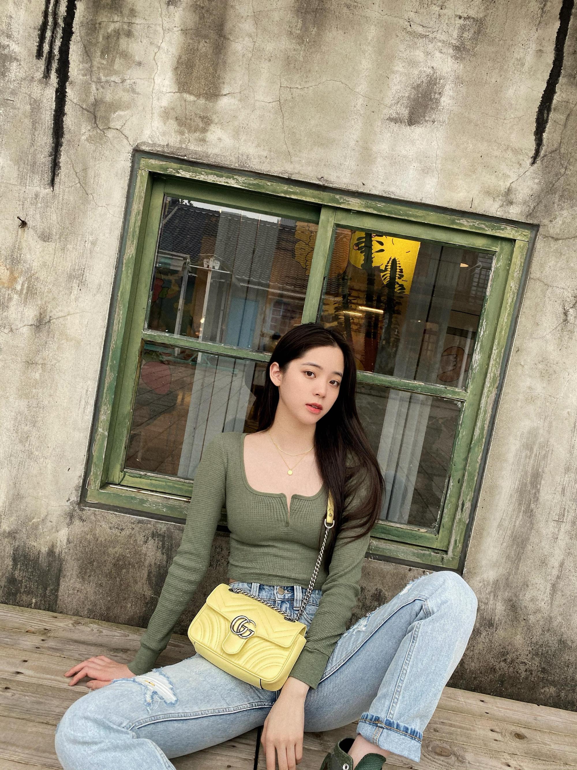 歐陽娜娜也背上GG Marmon新款包曬照。GG Marmont 香草檸檬肩背包NT$66,400 GUCCI（GUCCI提供）   