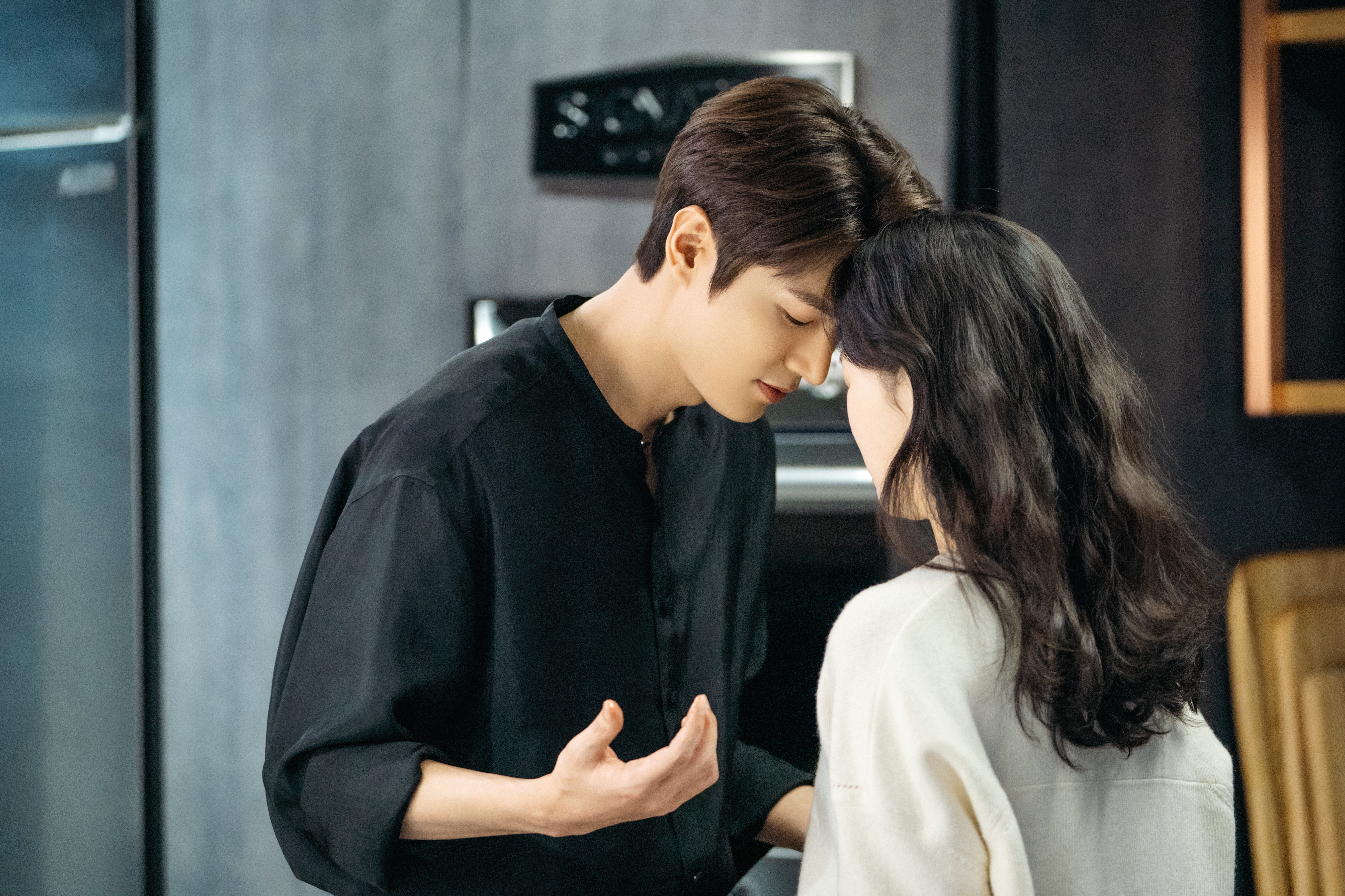 李敏鎬與金高銀在《The King：永遠的君主》終於互相了解心意。（Netflix提供）