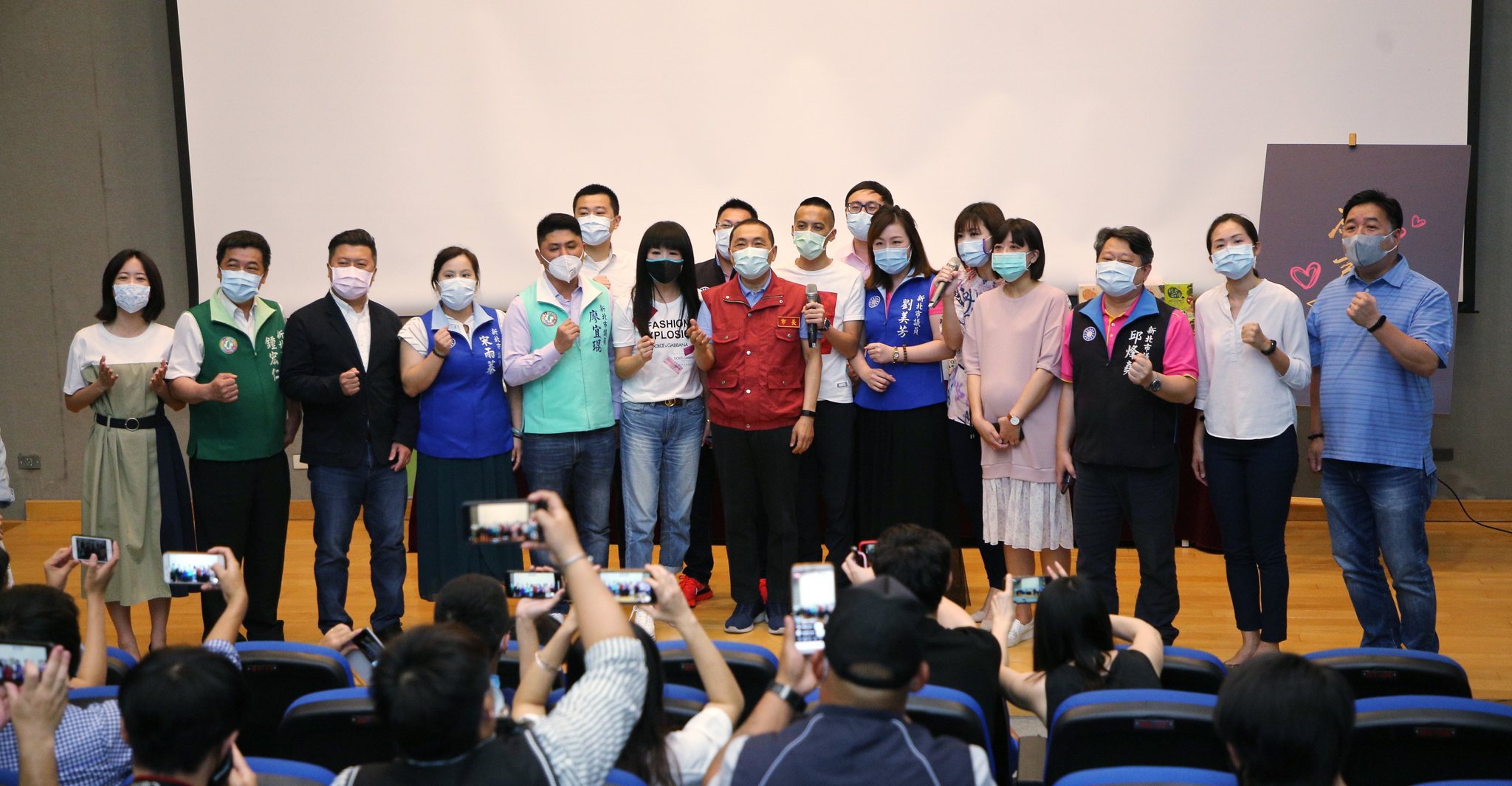 新北市長侯友宜與24名議員齊聚一堂，共同發表歌曲激勵人心。（新北市政府提供）