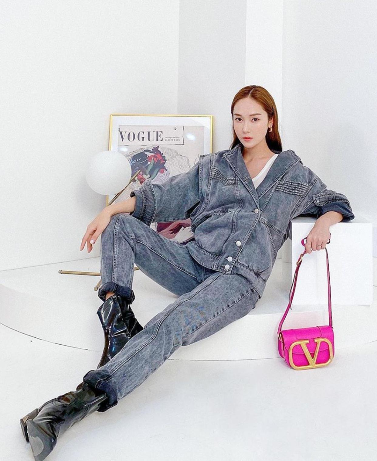 南韓歌手Jessica鄭秀妍以一身帥氣的單寧造型,完美駕馭螢光粉紅SuperVee小方包。(Valentino Garavani提供)