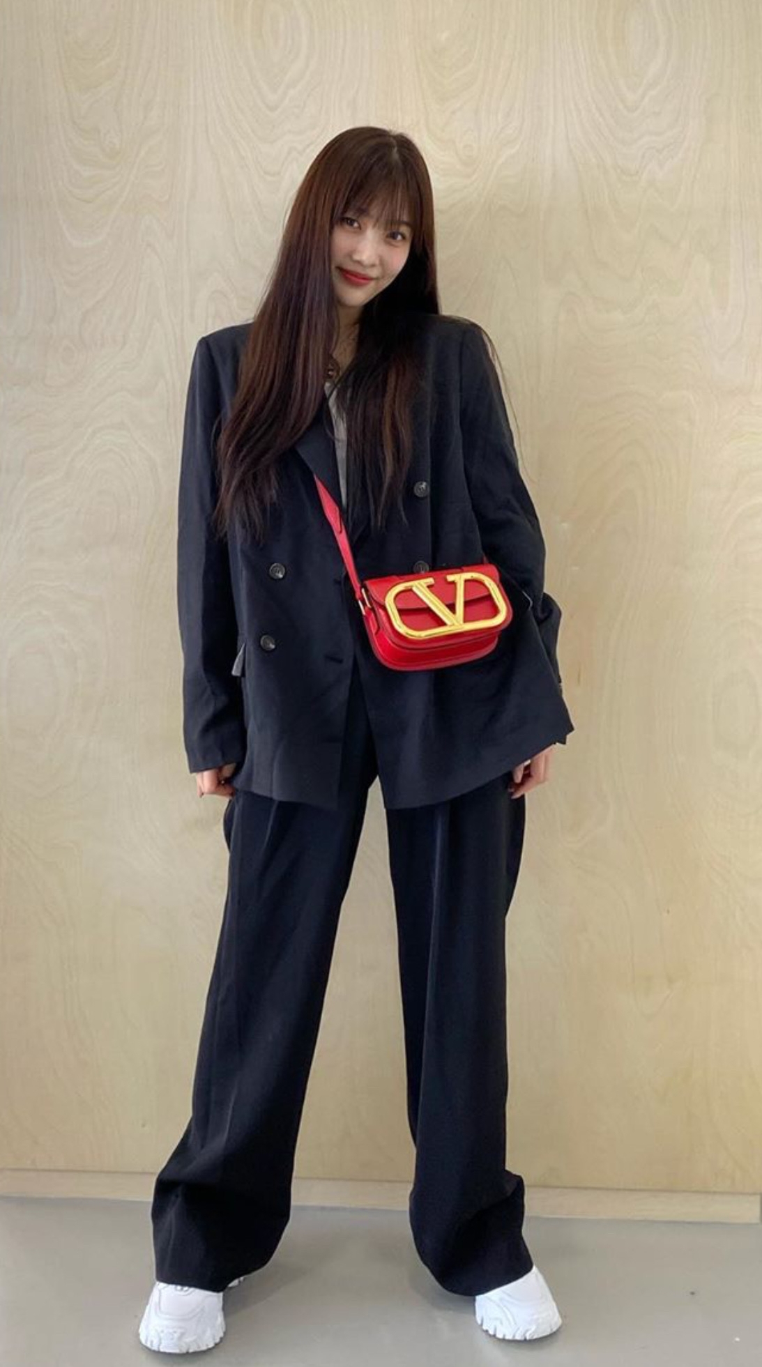 南韓女團Red Velvet成員Joy (朴秀英) 以鮮艷紅色SuperVee點亮整體造型。（Valentino Garavani提供）