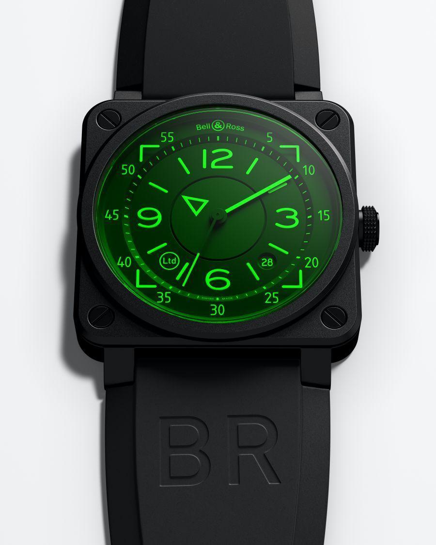 BELL & ROSS BR 03-92 HUD 以獨特的夜光設計模擬抬頭顯示器的視覺效果。