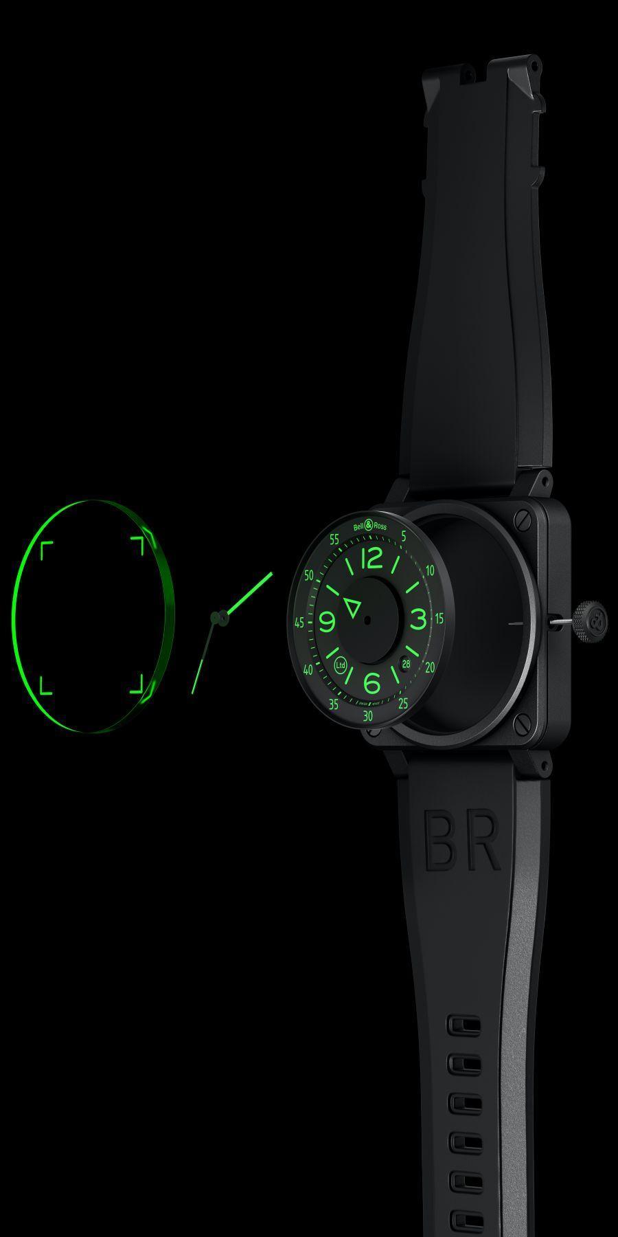 BELL & ROSS BR 03-92 HUD 採用綠色水晶玻璃與螢光塗層，模擬出多層次的視覺效果。