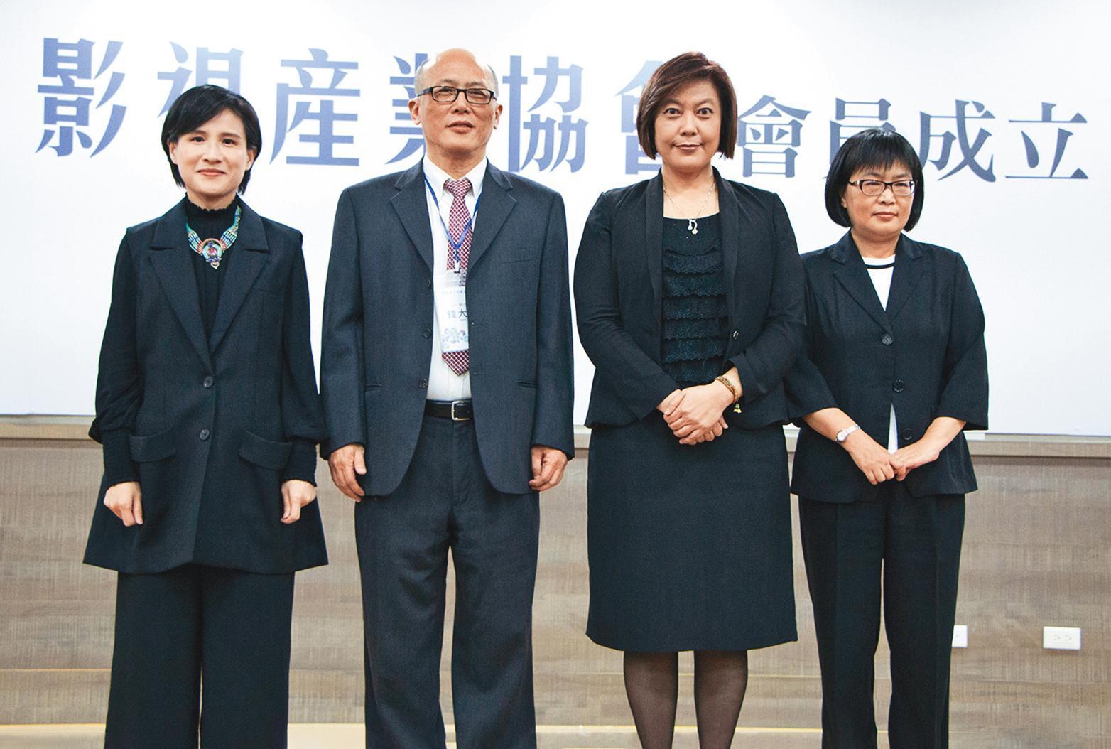 2017年台灣線上影視產業協會成立，由錢大衛（左二）擔任理事長，與文化部長鄭麗君（左）等人合影。（LiTV提供）