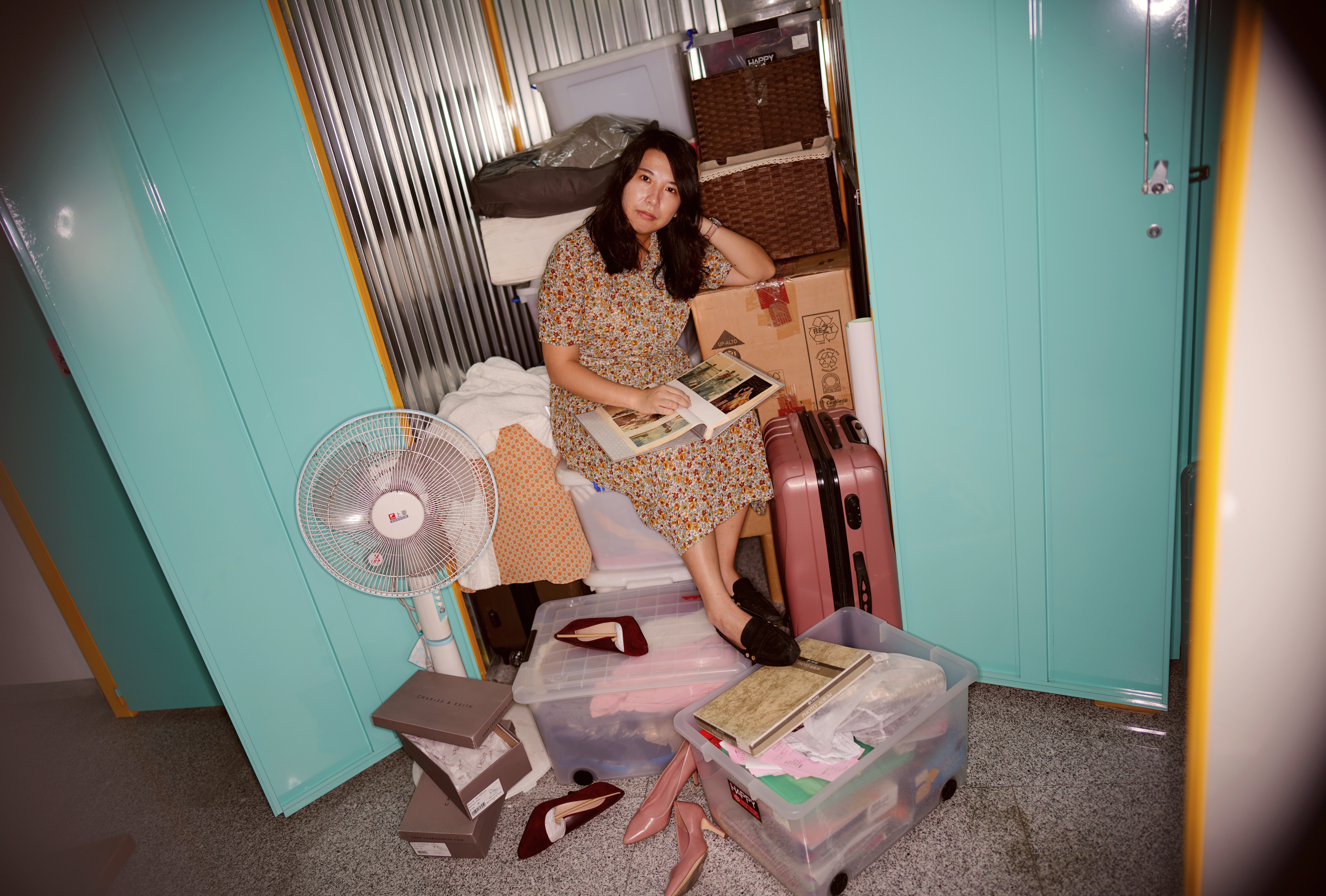 江佩津去年8月去新加坡讀書，只好一年花三萬元租迷你倉儲，那是她和媽媽生活的全部。