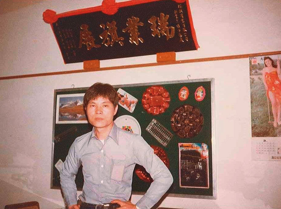 1999年，潘慶瑞研發的聚丙烯（PP）飲料杯，是台灣700c.c.杯的始祖。（潘威志提供）