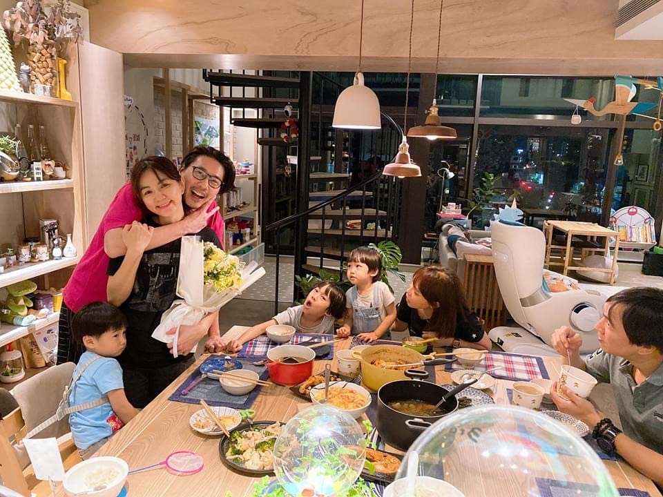 Ella低調歡慶結婚8週年，愛子勁寶太好動遭綁眼神超無辜。（翻攝自Ella臉書）