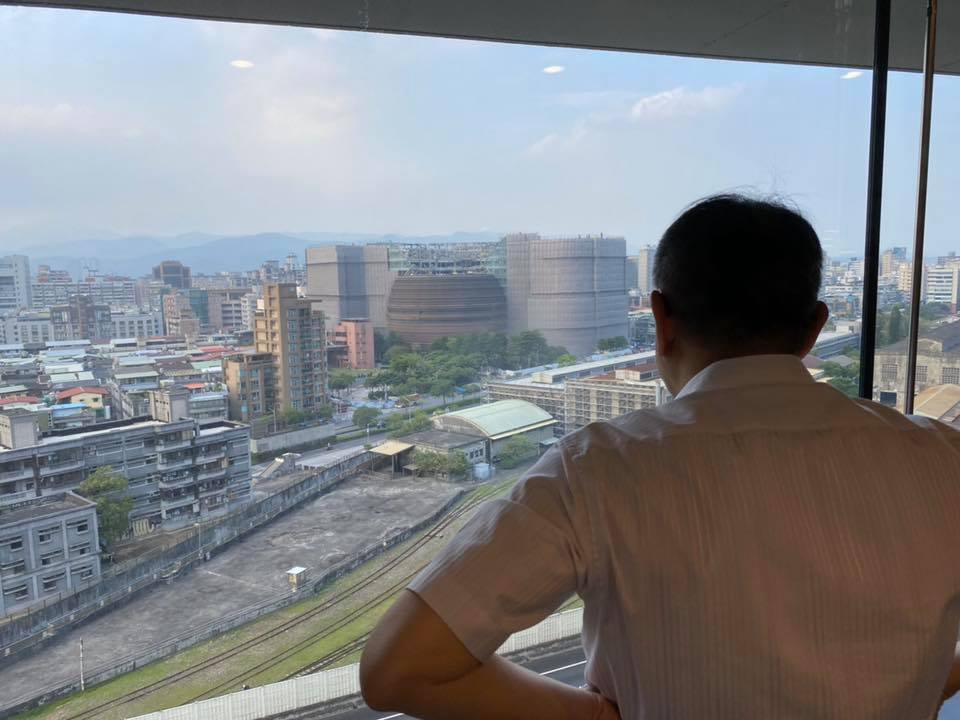 台北市長柯文哲遠觀京華城火警，挨批隔岸觀火。（翻攝自台北大聲公臉書專頁）