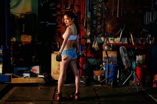 模特兒小桃子曾在臉書上傳一系列的「爆乳修車」照,當時同樣引起轟動。(翻攝小桃子臉書)
