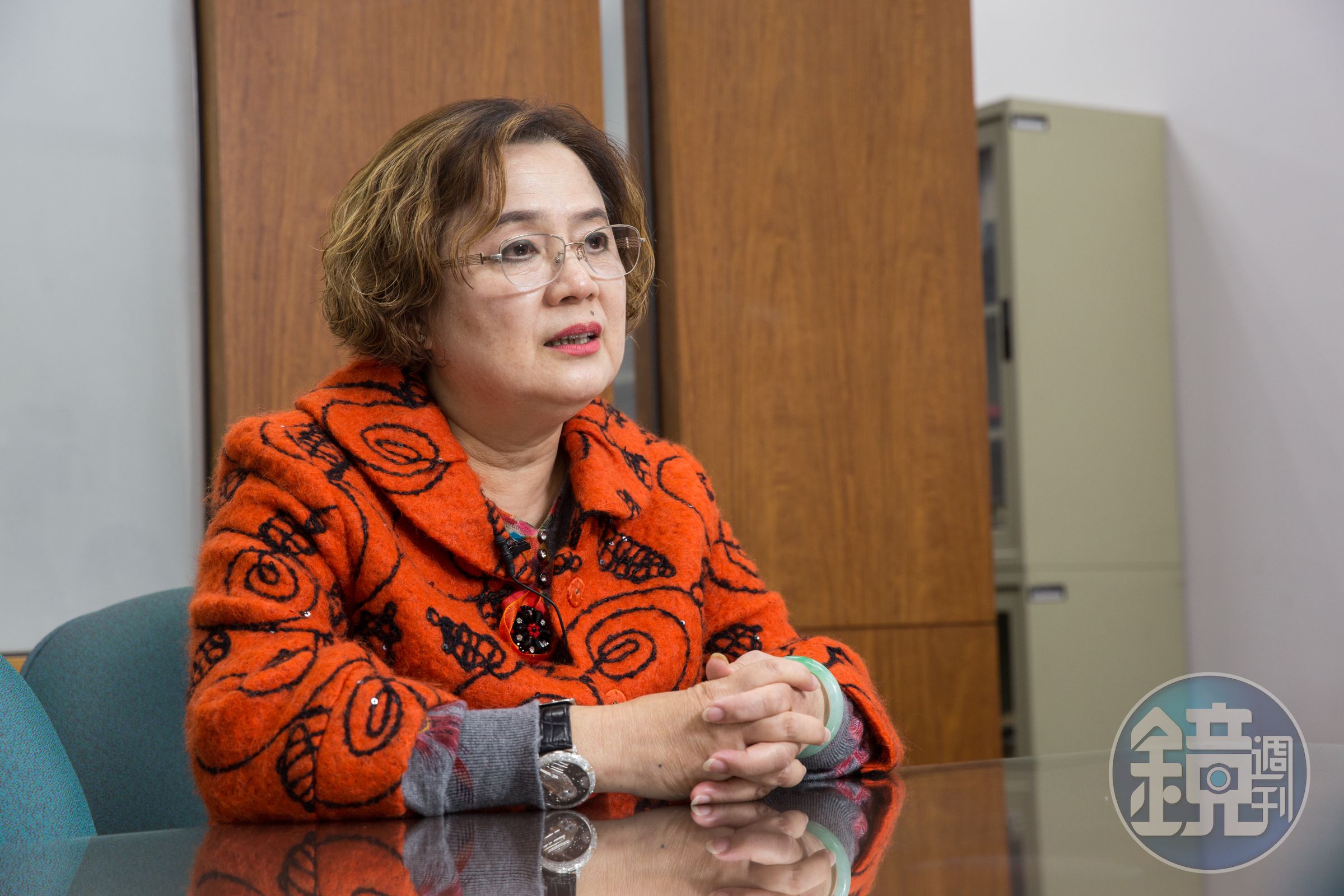 眼見潘慶瑞帶人包圍工廠，陳麗杏一度抱著工廠大門，高喊要誓死捍衛公司。