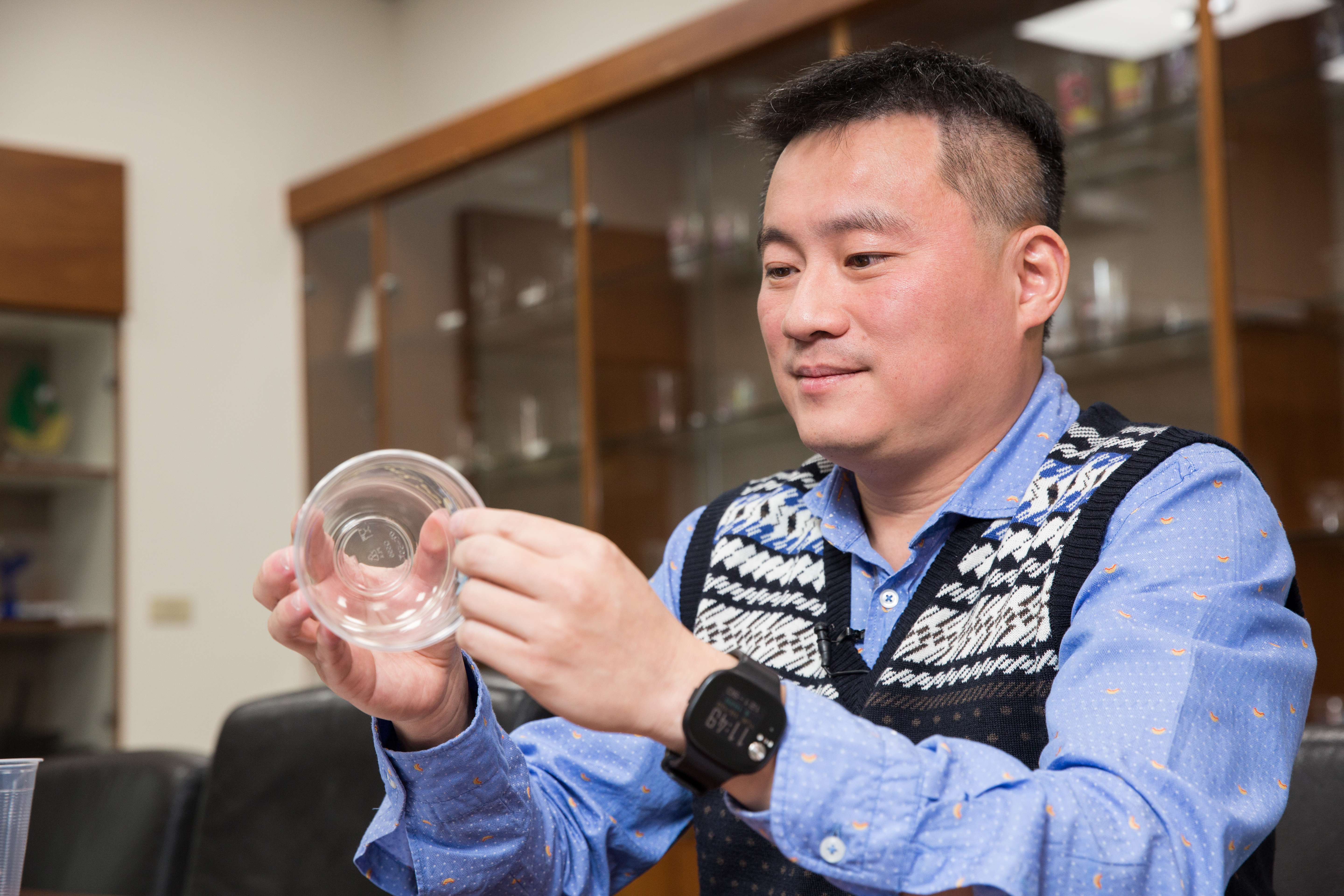 在限塑政策下，以內銷為主的瑞旗（瑞興工業前身）受到重大挫敗，潘威志決定使用可自然分解的PLA（聚乳酸），作為飲料杯的生產原料。