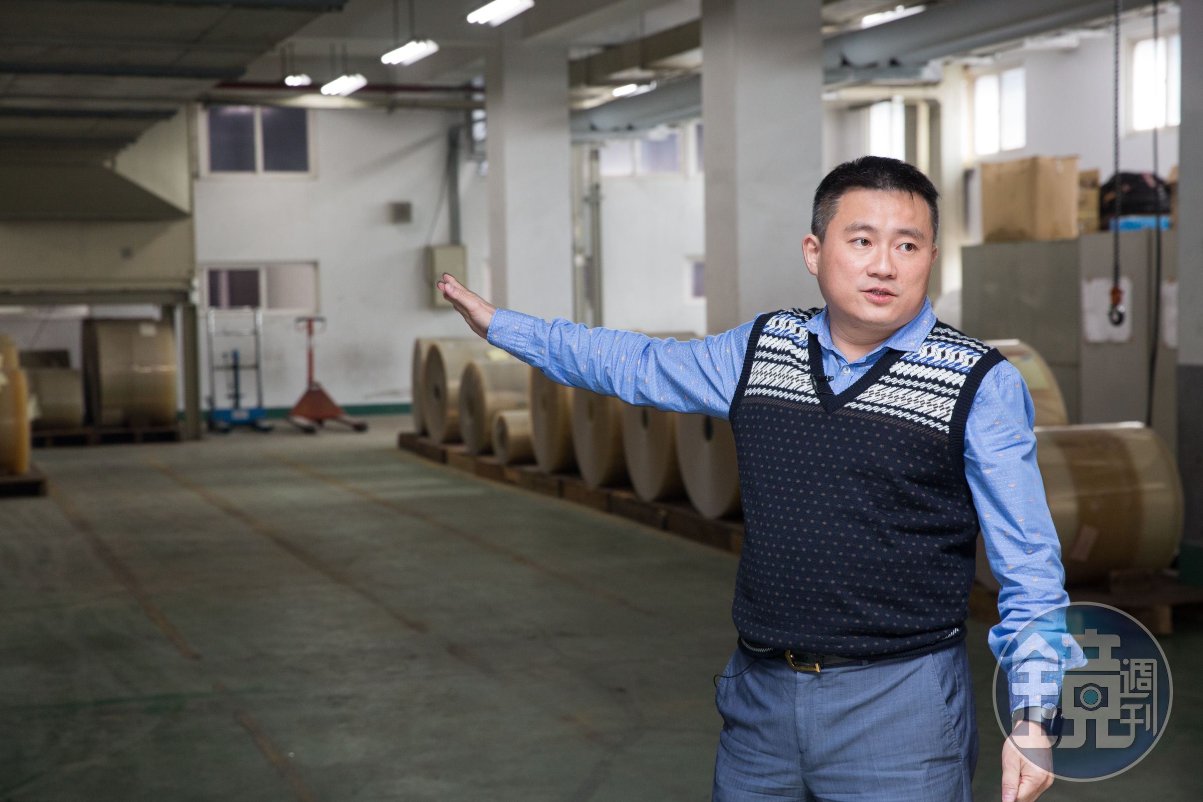 潘威志說，在限塑政策上路後的那幾年，公司營業狀況急遽往下掉，沒現金買原料，整個工廠靜悄悄，幾乎處於倒閉邊緣。