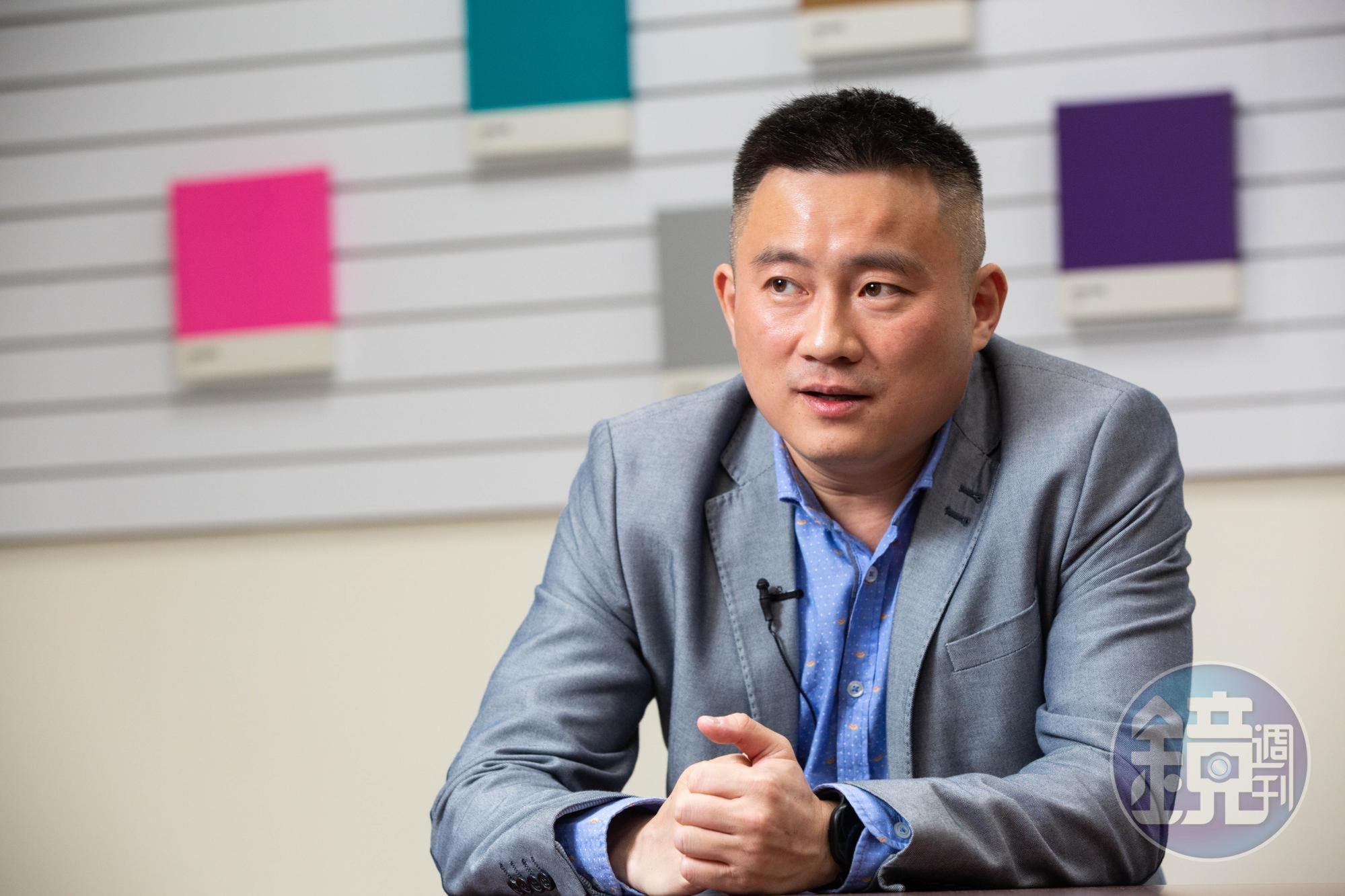 潘威志說,限塑政策上路後,父母因投資方向分歧漸漸出現決裂,夾在父母中間,他左右為難、兩面都不討好。