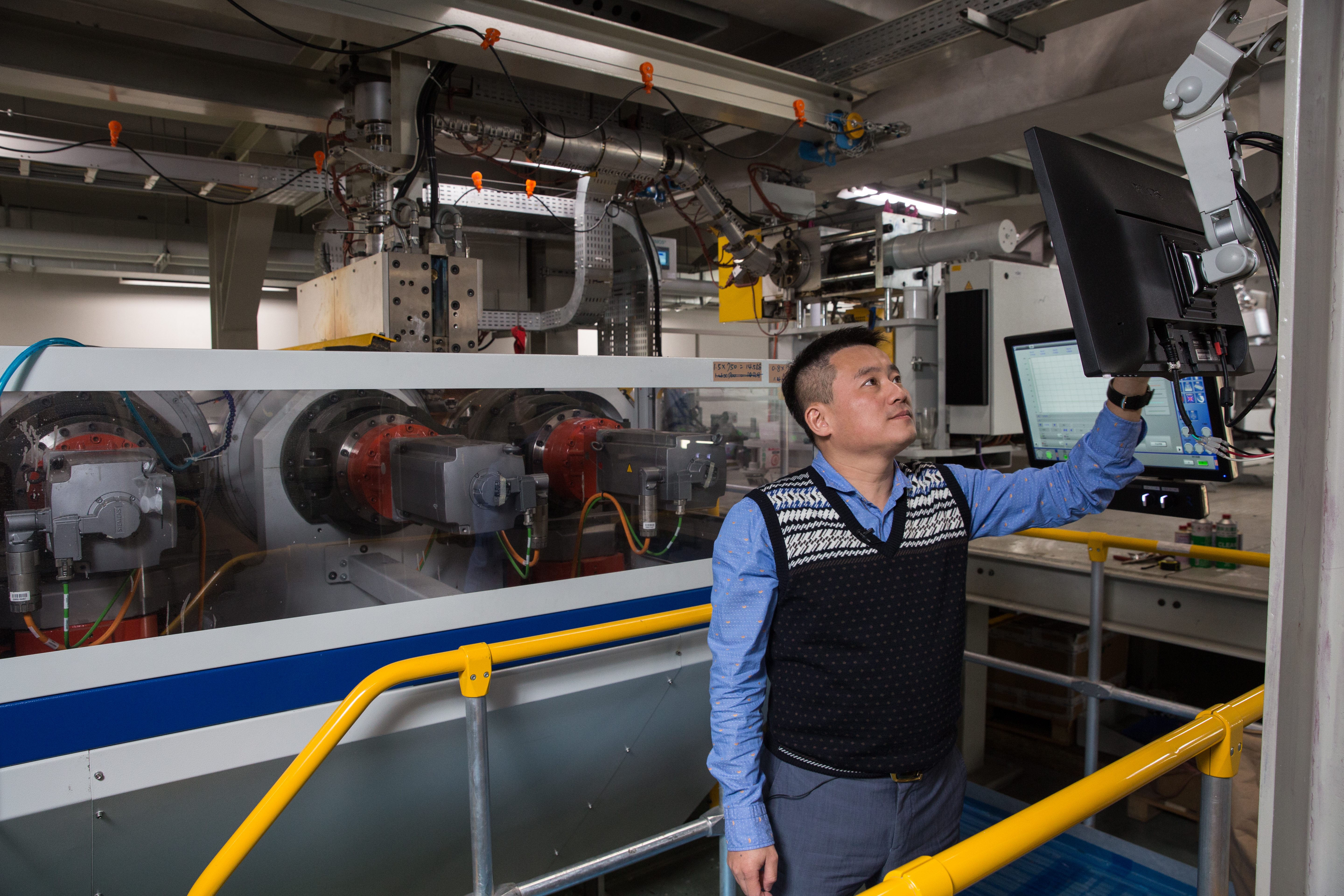 潘威志從小在工廠長大，他平時喜歡待在工廠內擦模具，對於機械操作並不陌生。