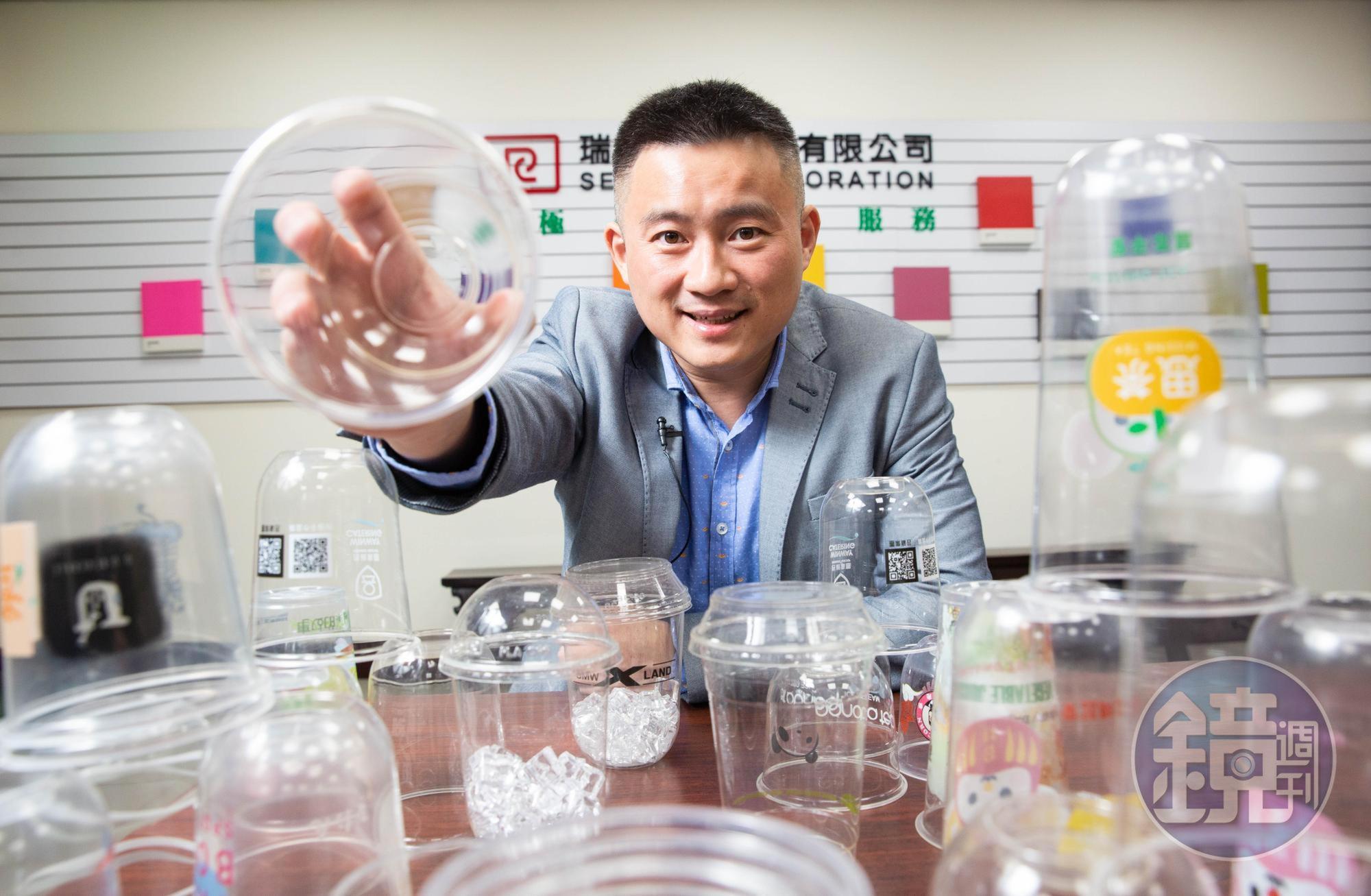 潘威志在杯子的外型上下功夫，推出時下黑糖珍奶業者最愛使用的圓底杯。