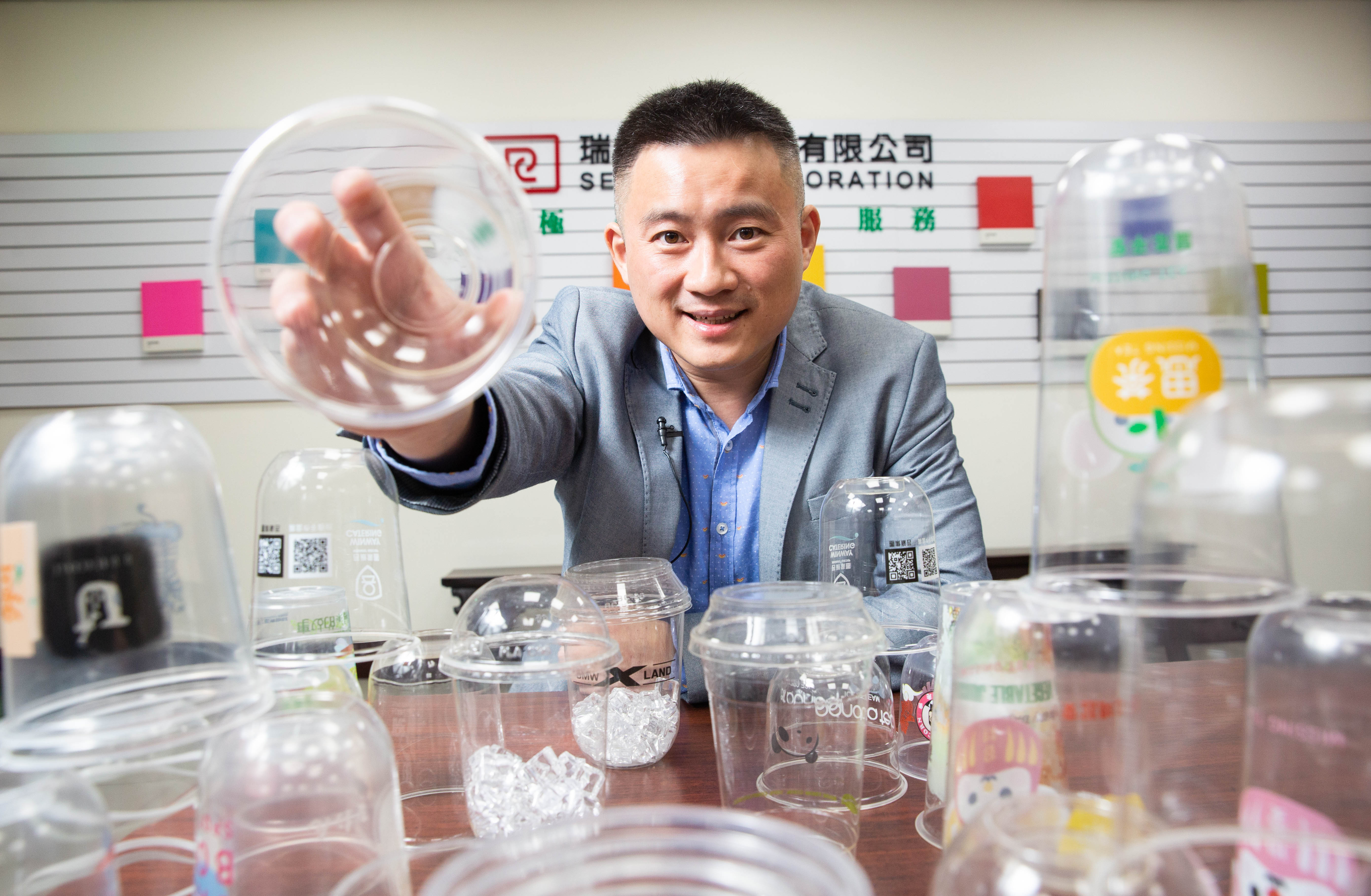 潘威志在杯子的外型上下功夫，推出時下黑糖珍奶業者最愛使用的圓底杯。