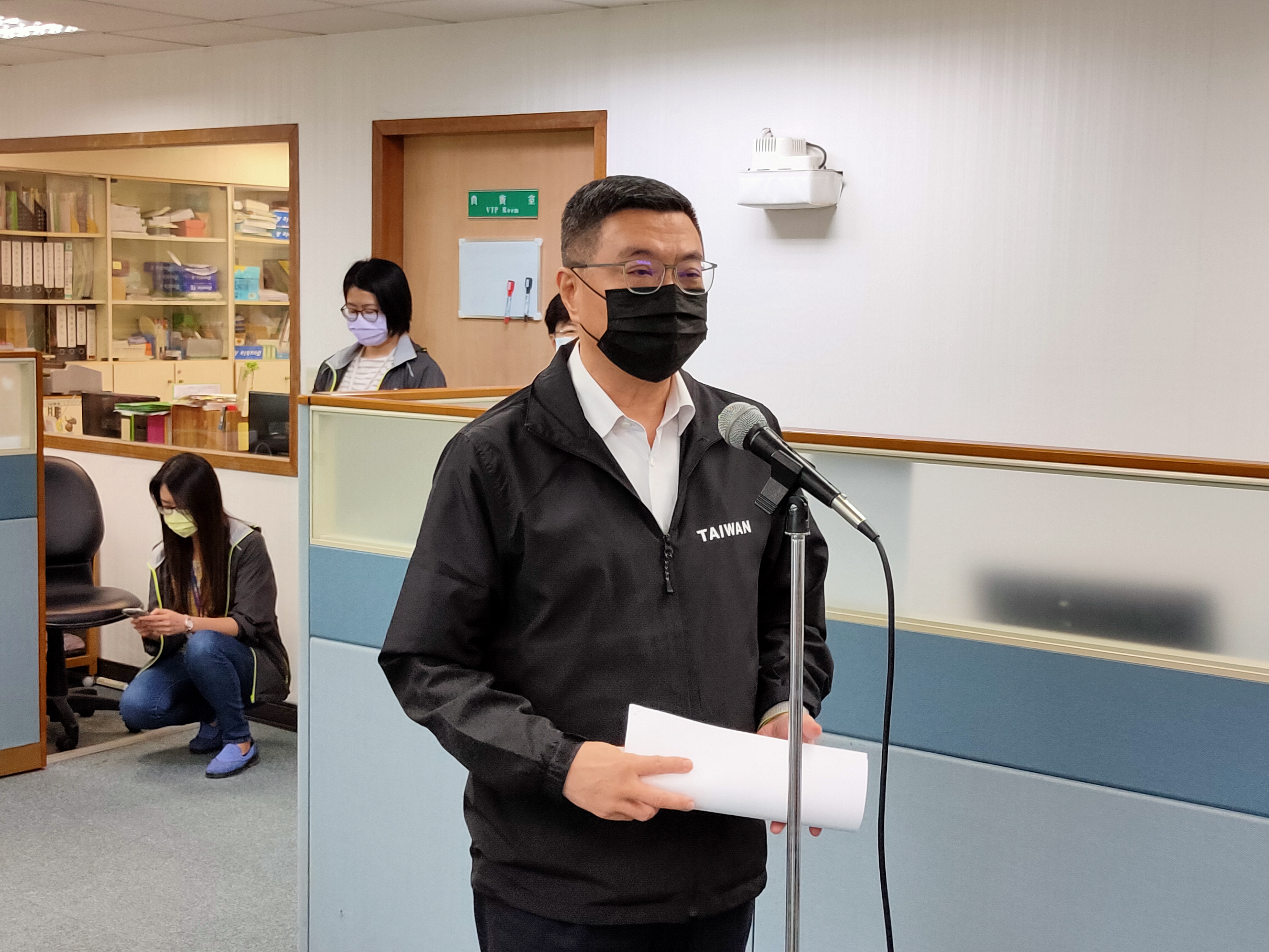 民進黨主席卓榮泰在中常會前接受媒體訪問。