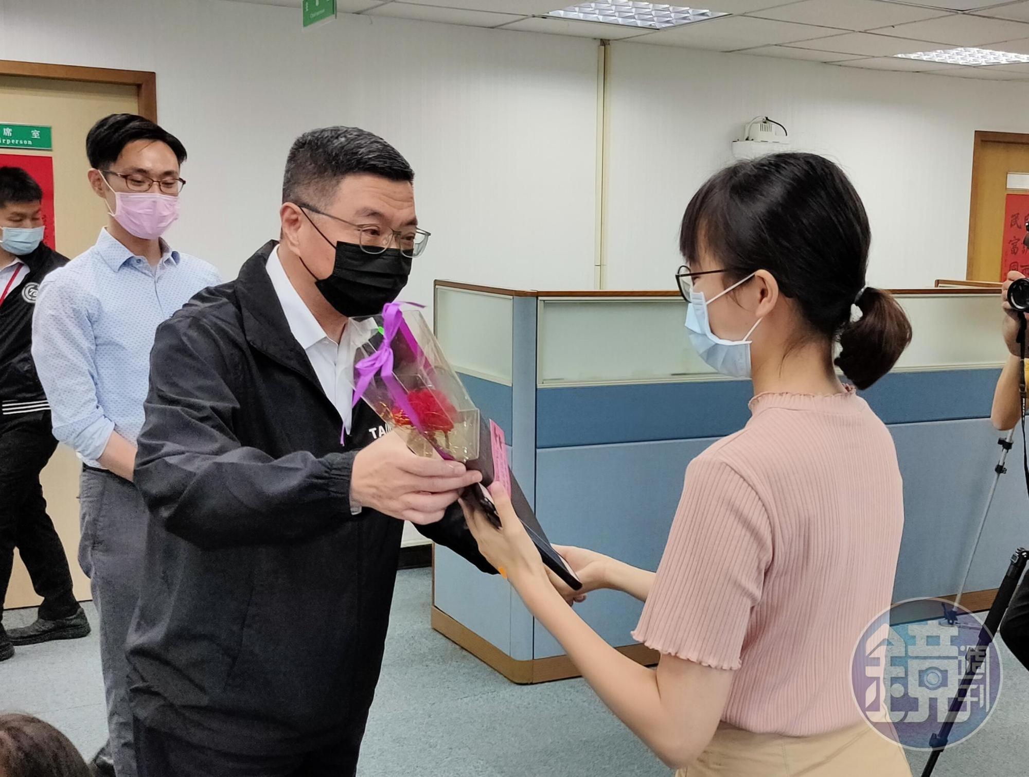 週日是母親節,卓榮泰送給在場記者康乃馨花。