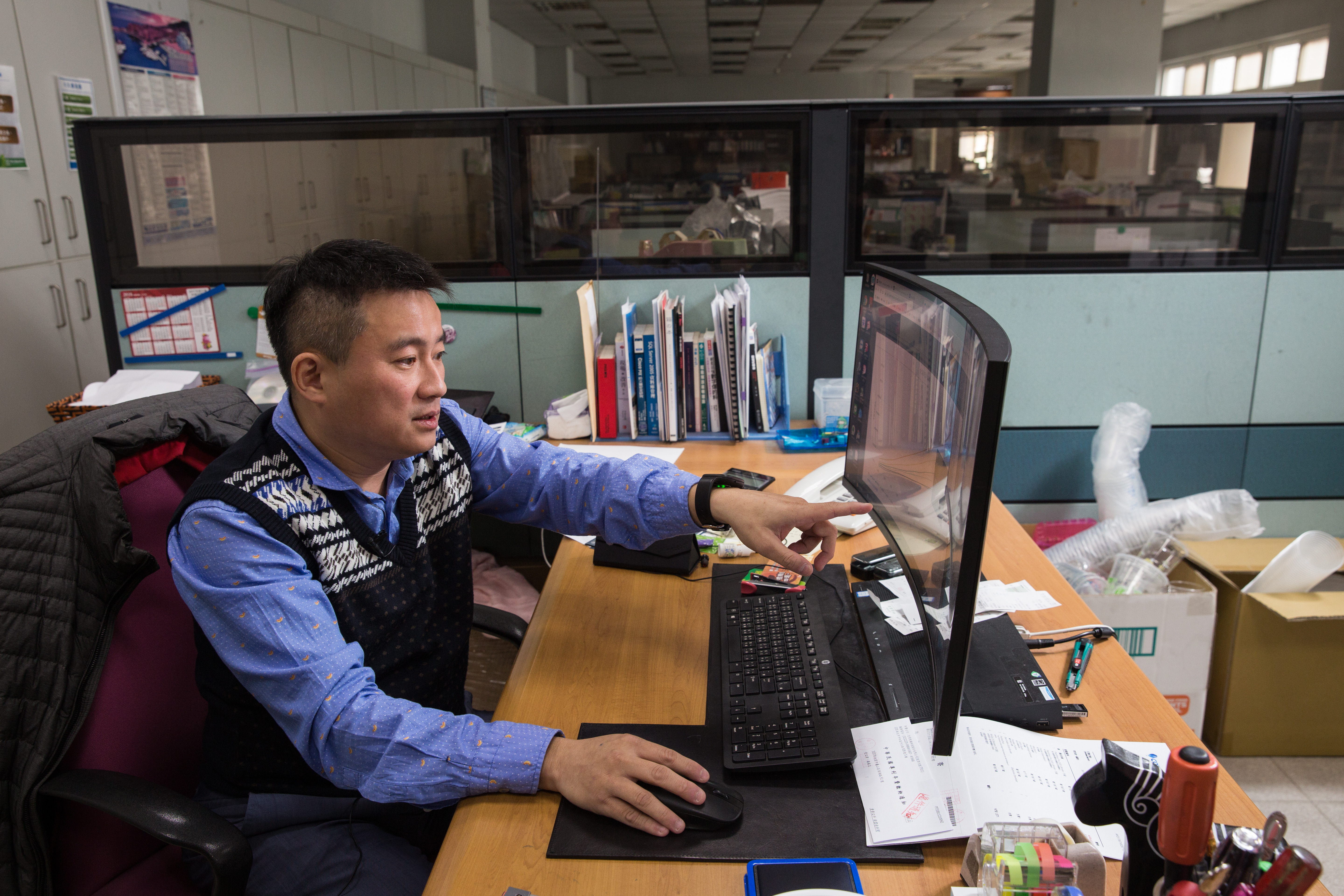 潘威志愛電腦成痴，辦公使用電競專用的曲面螢幕，桌上還放了3支螺絲起子與剝線鉗，方便他隨時動手修電腦。