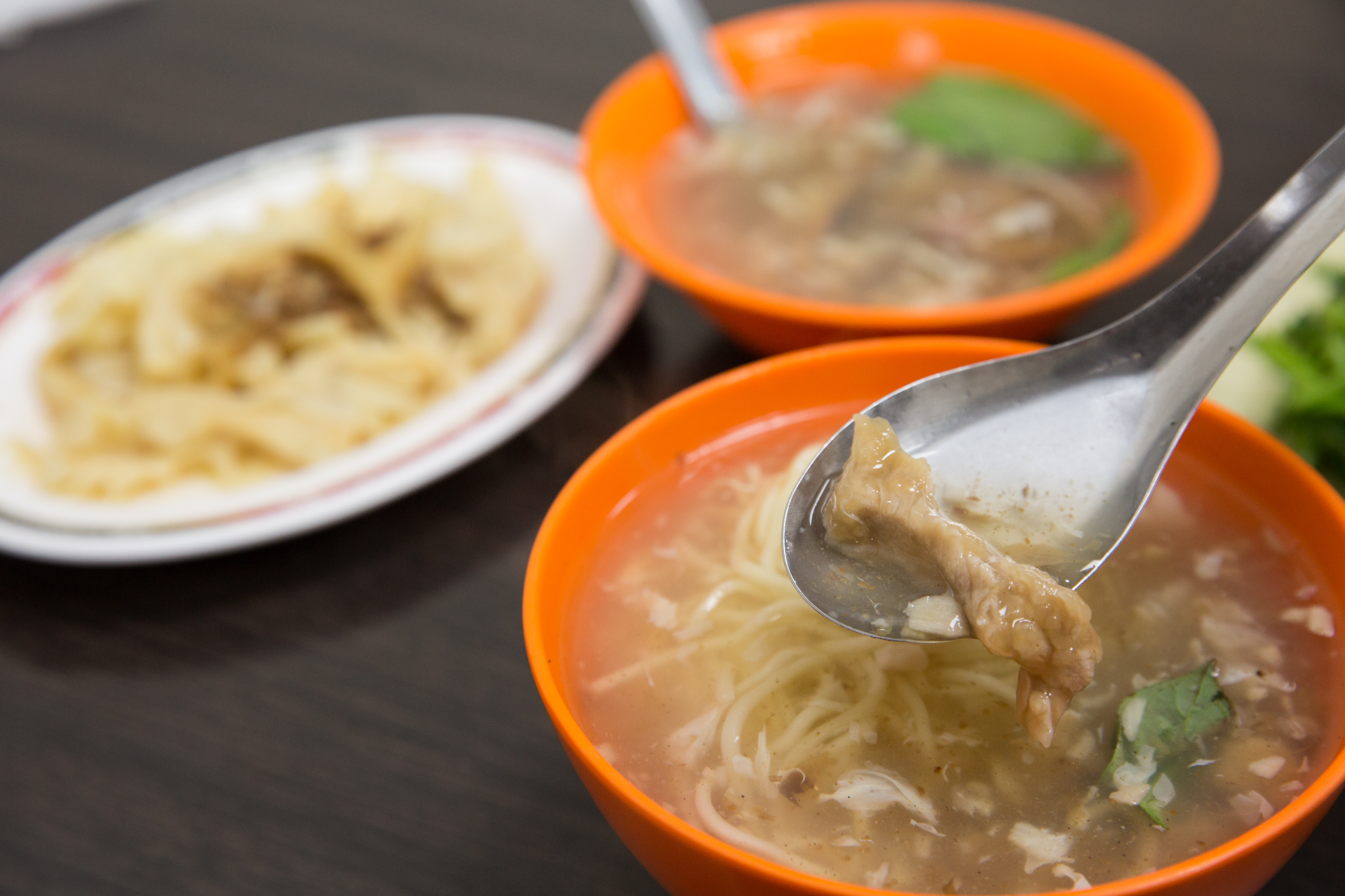 赤肉羹麵是晴光羹好吃的招牌料理，赤肉條有裹粉，吃起來口感很股溜。（55元／碗）