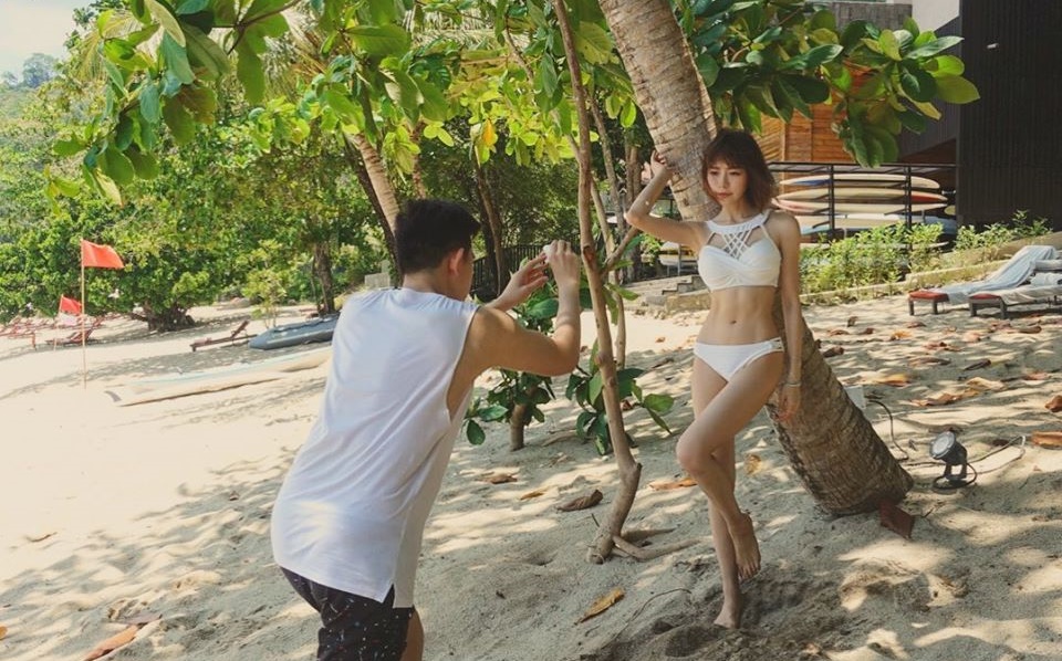 林明禎在臉書上傳一張比基尼辣照，穿著白色三角短褲的她大露腹肌和馬甲線。（翻攝自林明禎臉書）