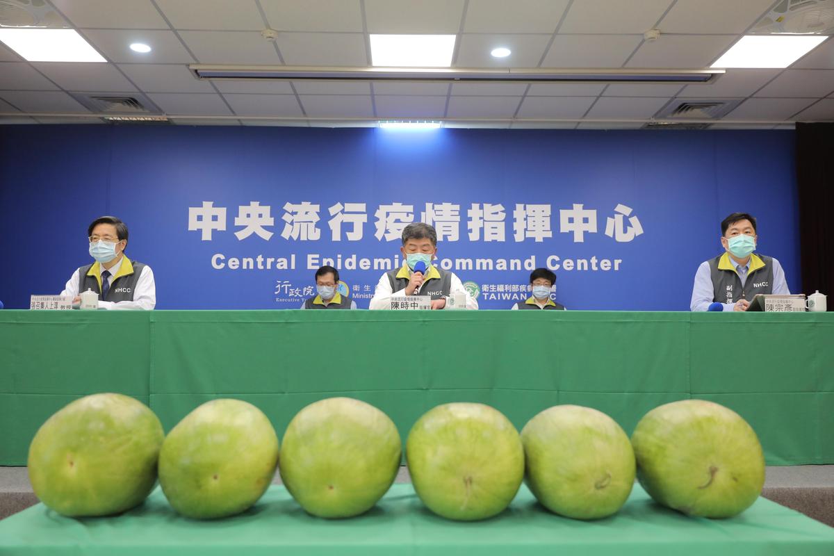 指揮中心1日宣布國內無新增確診病例，也是連續第6天國內零確診，因此擺出6顆大西瓜。（中央流行疫情中心提供）