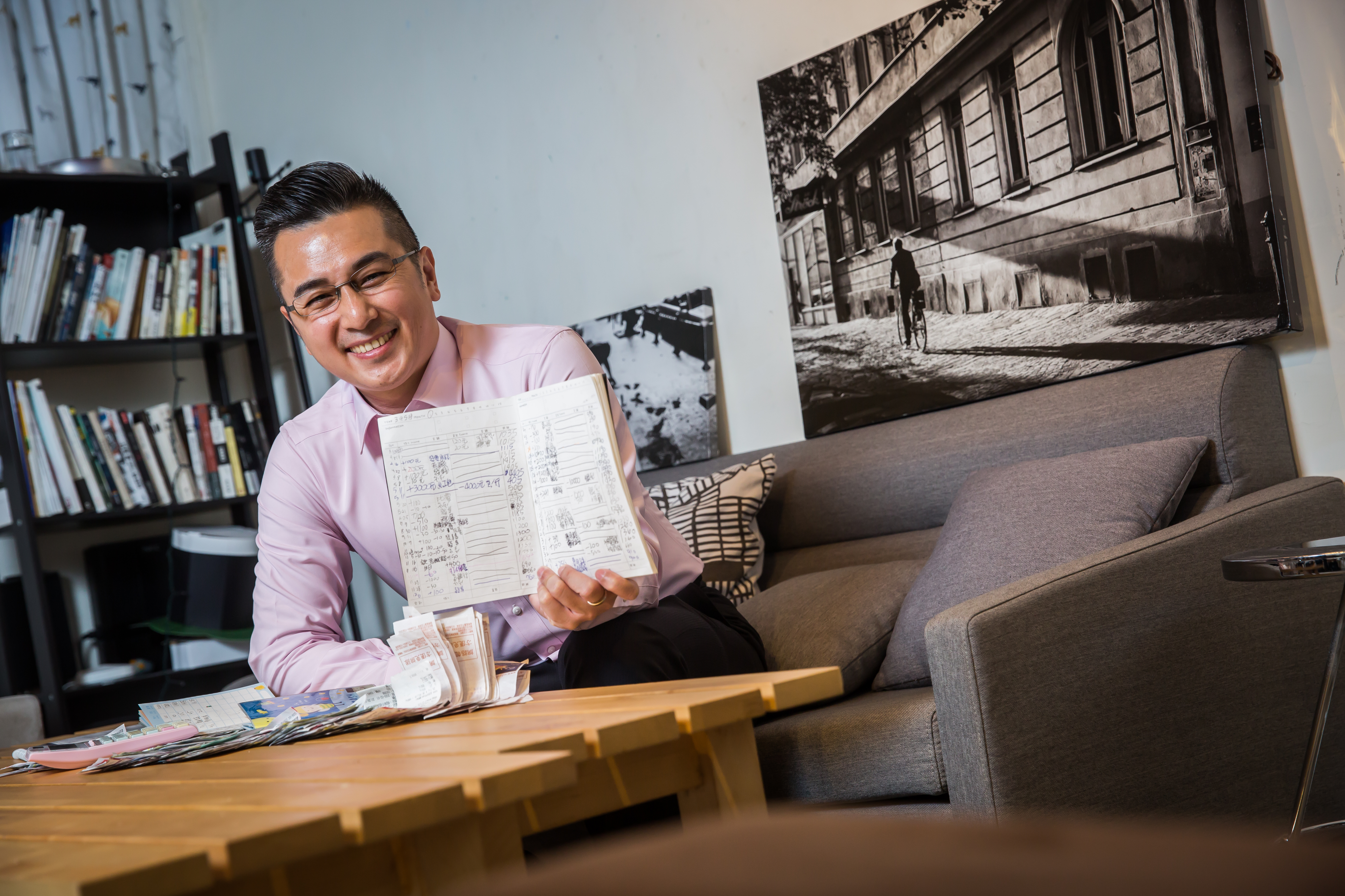 非凡主播王軍凱力行記帳多年，也要求孩子記帳，一家人精準把錢花在刀口上。