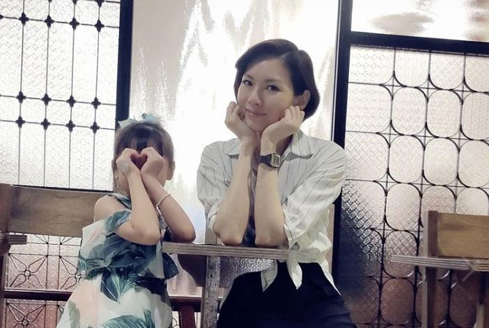 林佳儀坦承結束]16年婚姻，目前獨自撫養女兒。（翻攝自林佳儀臉書）