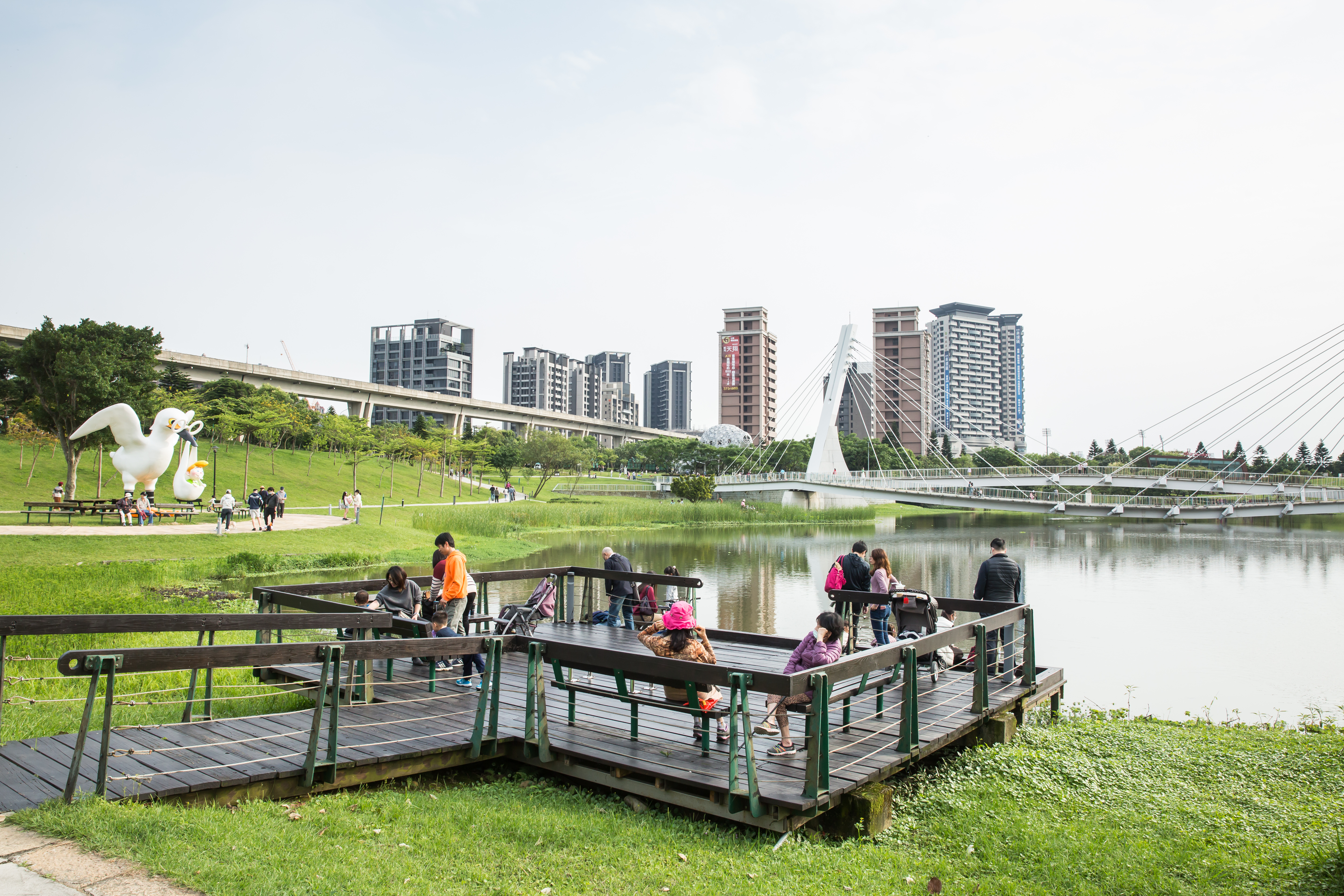佔地6公頃的生態公園「青塘園」，是青埔特區指標地景，為該區提供休閒機能。