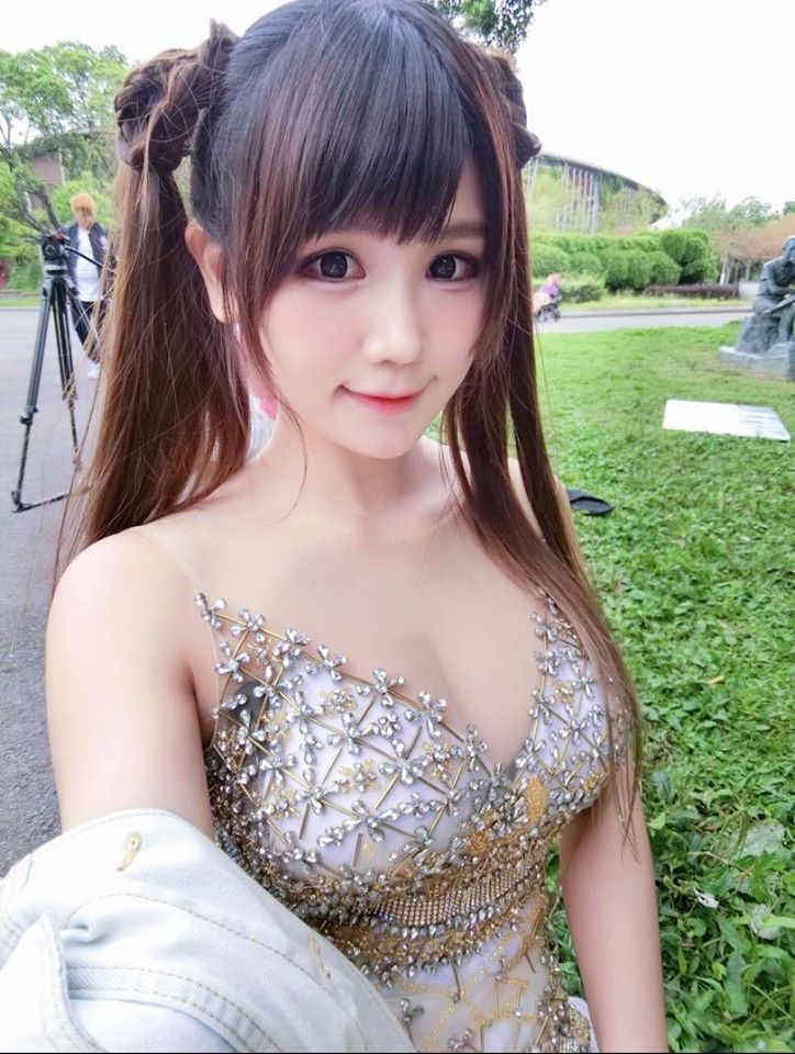 四月桐在社交網站上發上爆乳美照,讓一眾粉絲驚訝不已,大叫要流鼻血了。(翻攝自四月桐臉書)