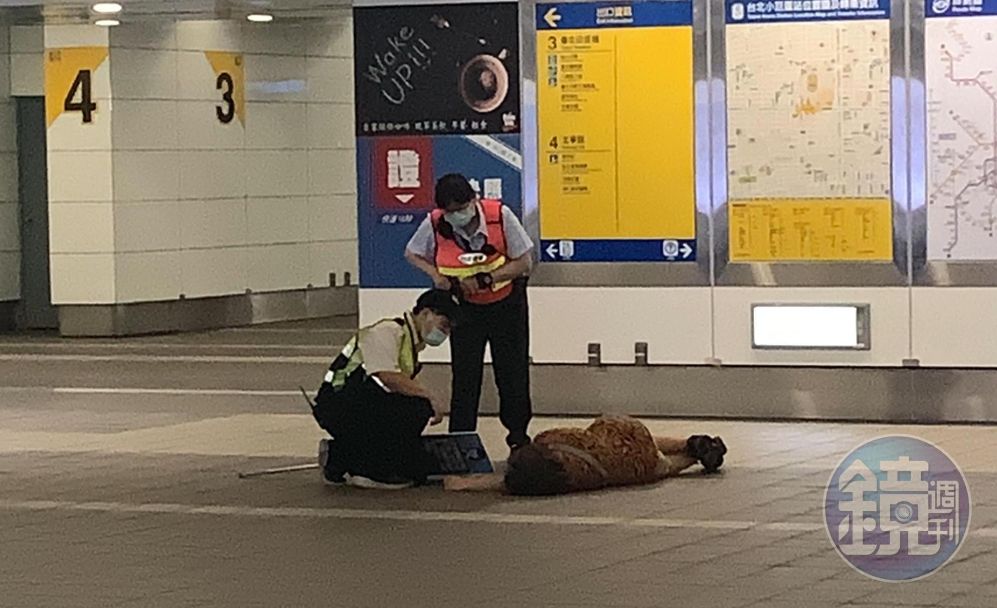 6日晚間9點，一名婦人忽然倒臥在北捷小巨蛋站，由於她口中喊著「心臟很痛」，引來站務員上前關切。