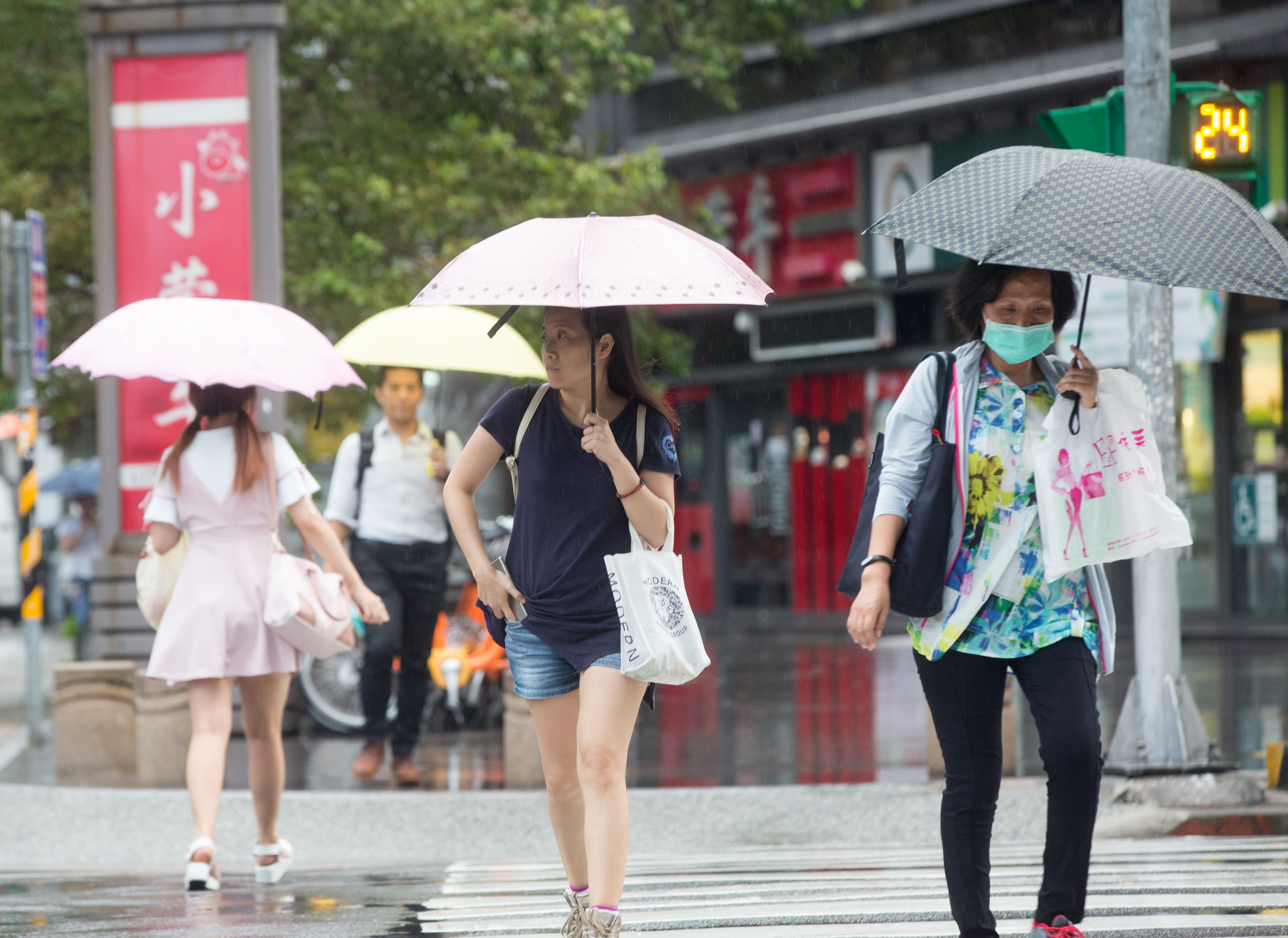 今(7日)北部清晨5縣市大雨特報,週末天氣雨量趨緩。