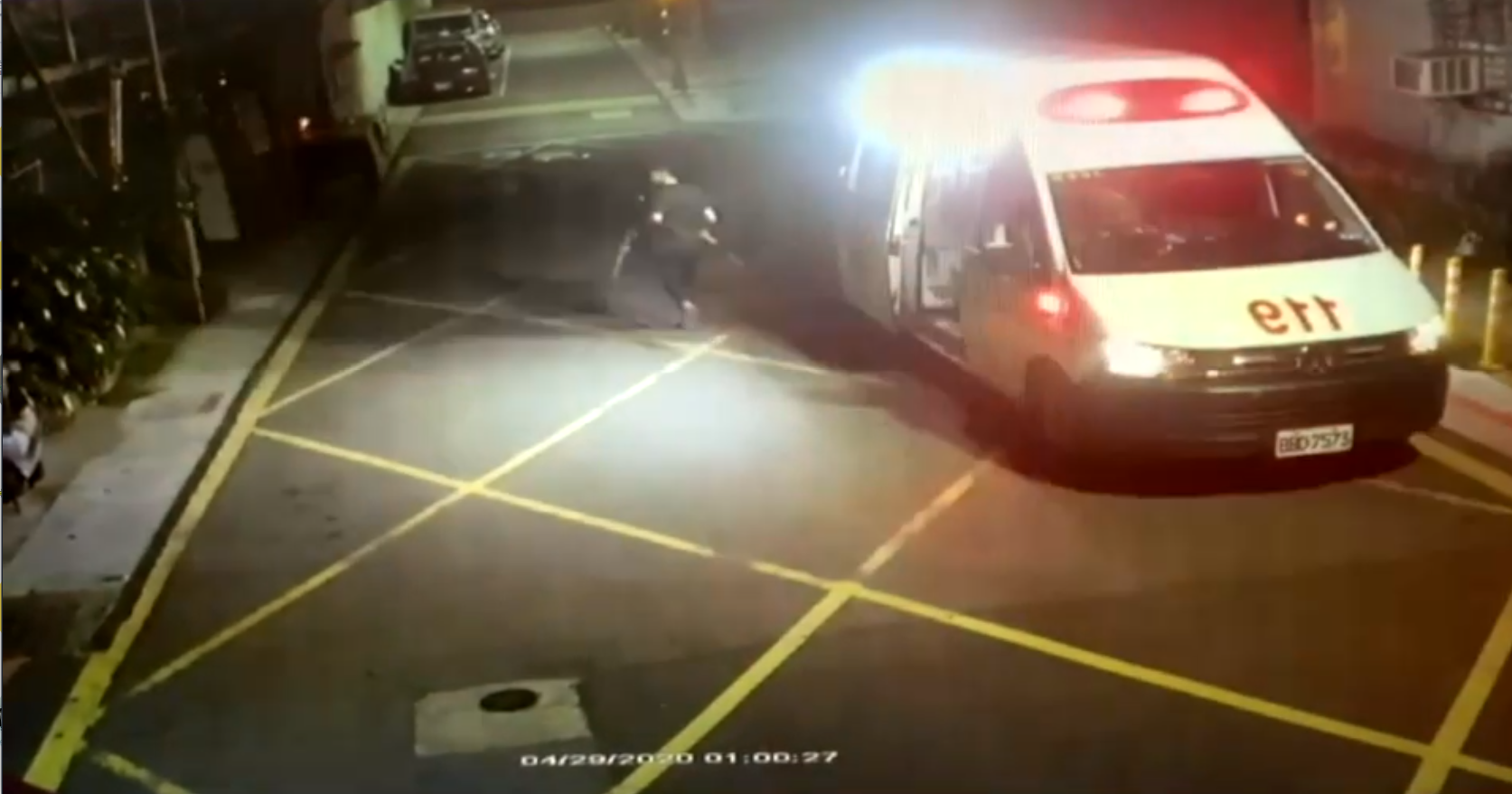 等救護人到來，李嫌等人趁亂開車逃逸。（大同分局提供）