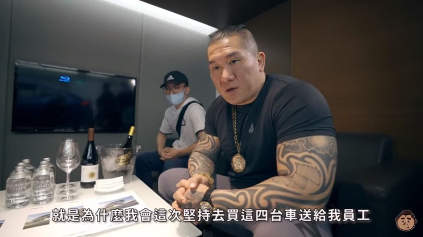 館長大手筆砸了1,500萬送4名元老級員工各一台BMW。（翻攝自館長成吉思汗YouTube頻道）