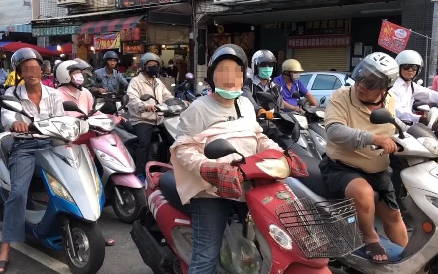 罷韓志工在路口發放文宣,遭到韓粉當街叫罵,一旁的騎士則是滿臉問號。(翻攝自台灣基進高雄黨部臉書)