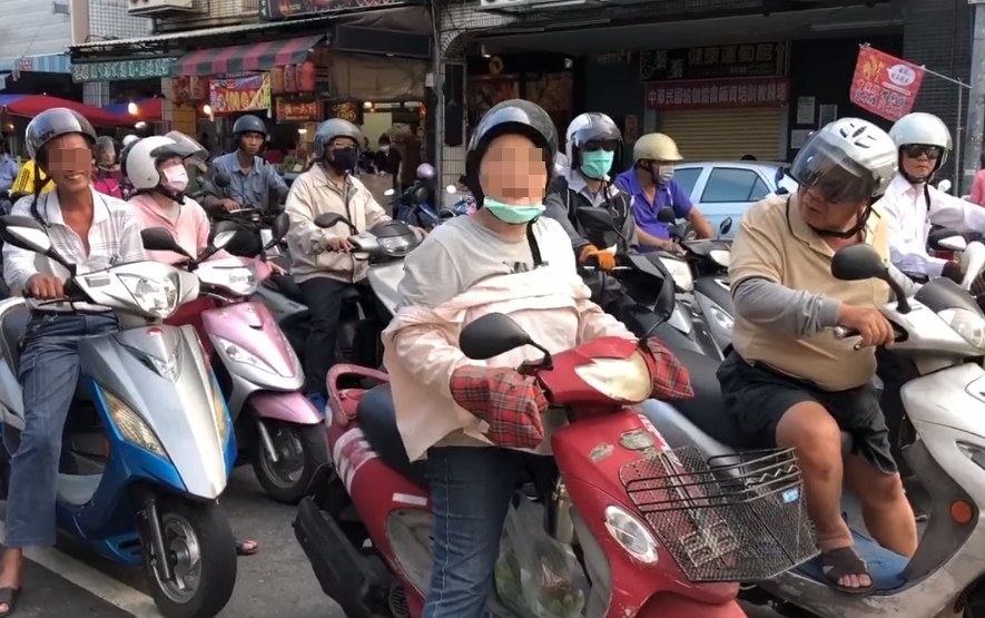 罷韓志工在路口發放文宣，遭到韓粉當街叫罵，一旁的騎士則是滿臉問號。（翻攝自台灣基進高雄黨部臉書）