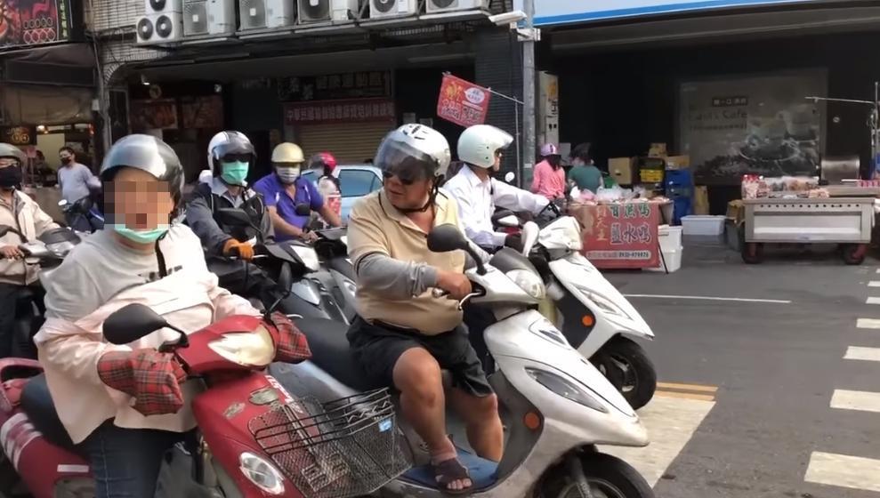 罷韓志工在路口發放文宣,遭到韓粉當街叫罵,一旁的騎士則是滿臉問號。(翻攝自台灣基進高雄黨部臉書)
