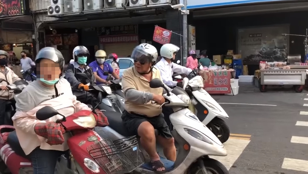罷韓志工在路口發放文宣，遭到韓粉當街叫罵，一旁的騎士則是滿臉問號。（翻攝自台灣基進高雄黨部臉書）