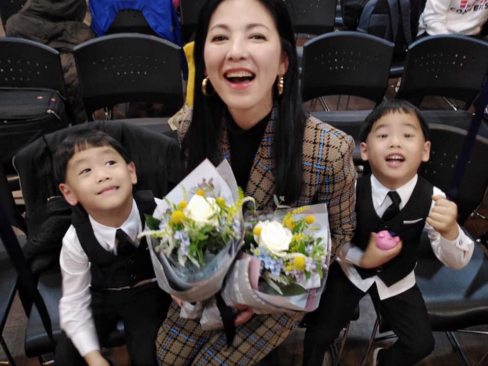 陳明真現今與老公季忠平育有5歲的雙胞胎兒子。（翻攝陳明真臉書）