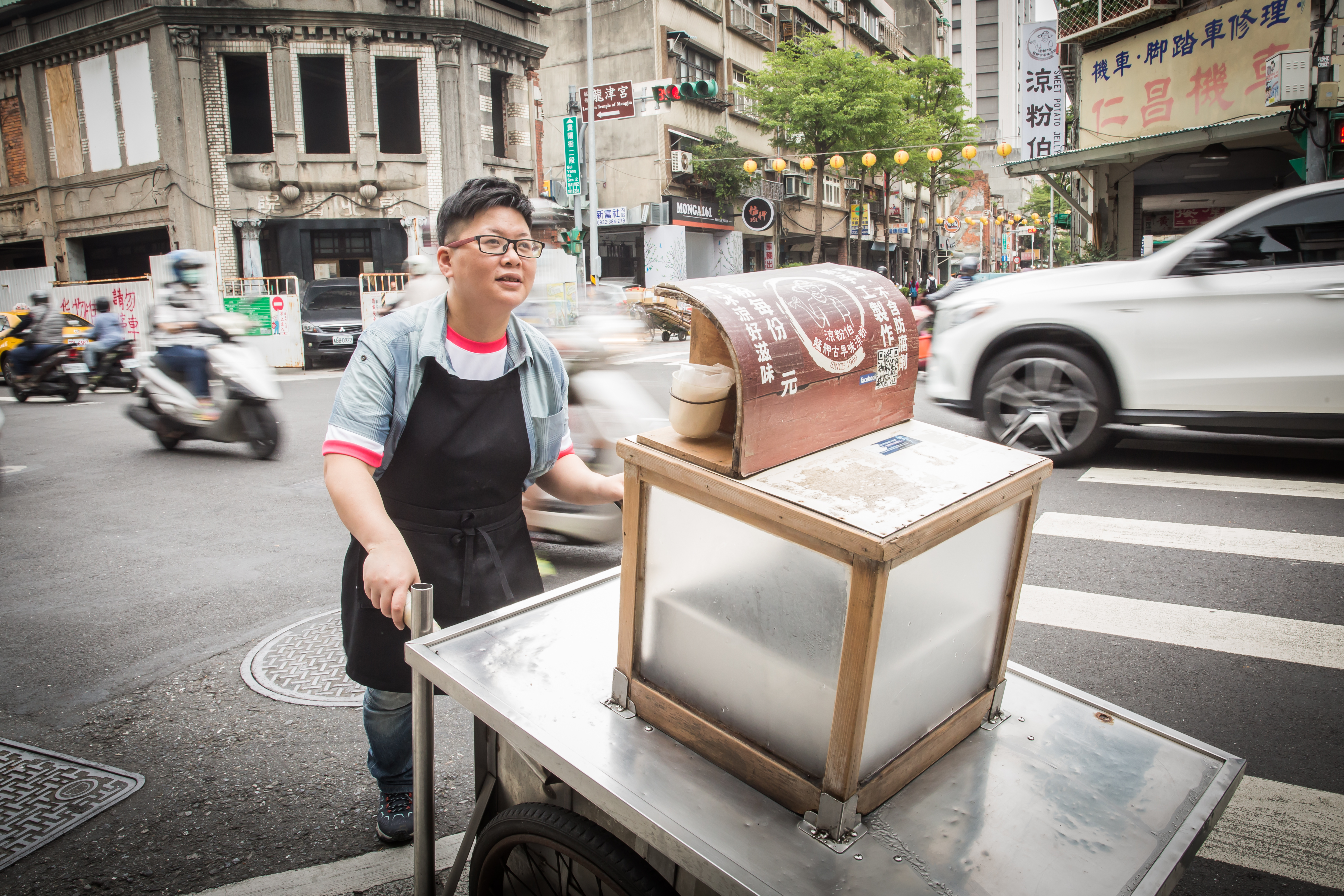 辜凱鈴10年前接手父親的涼粉生意，最初在萬華青山宮附近的貴陽街口擺攤。
